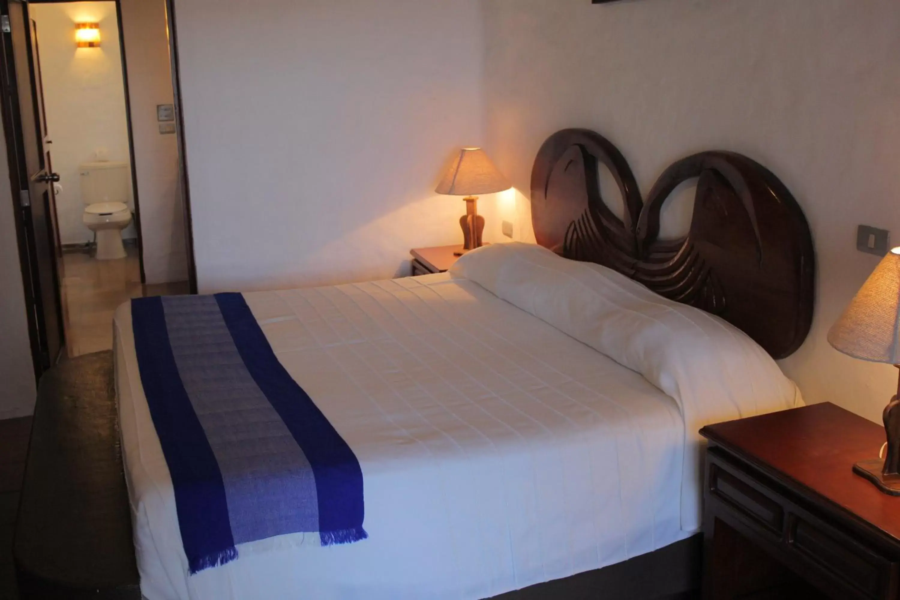 Property building, Bed in Hotel Quijote Inn