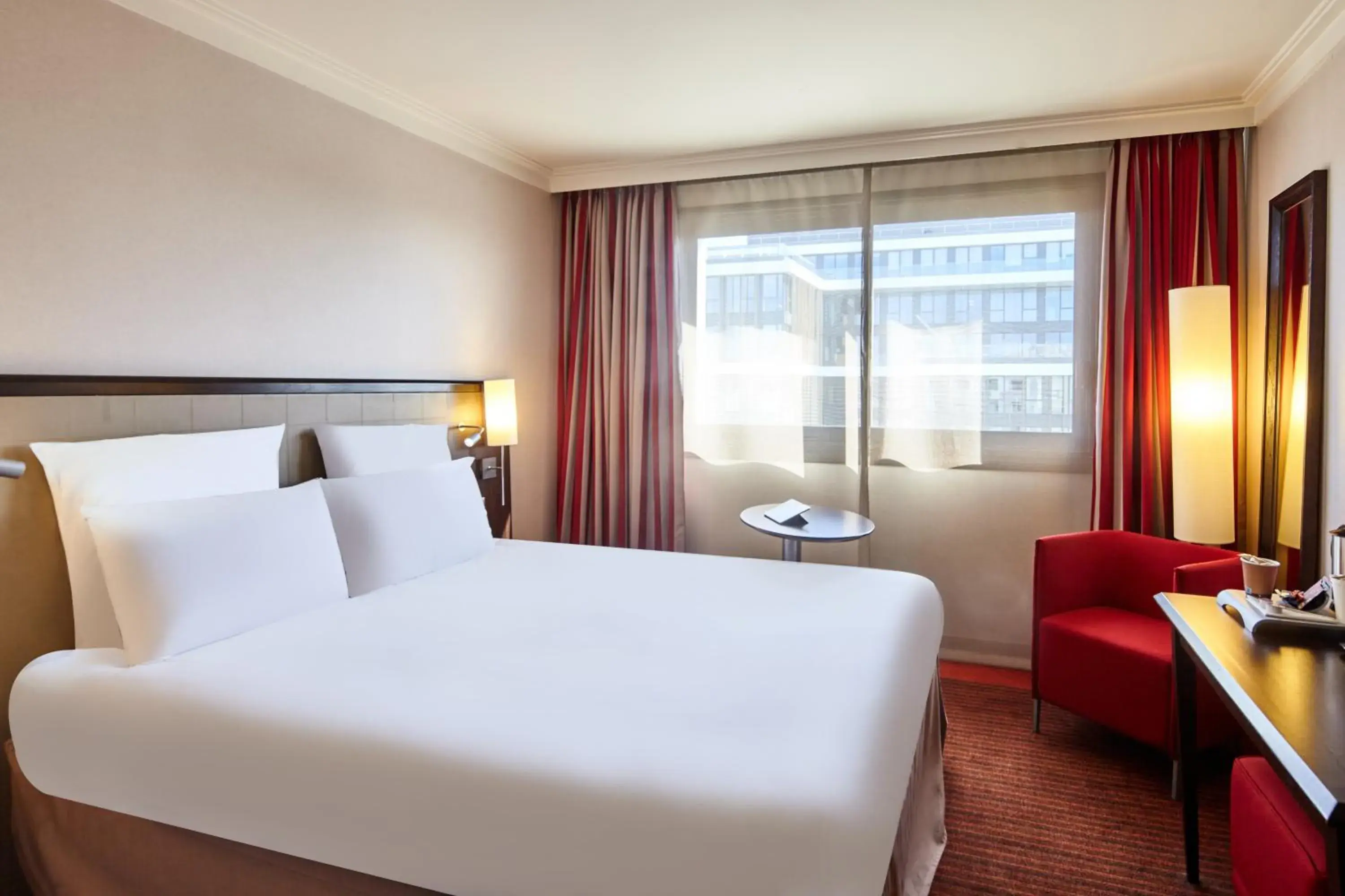Bedroom, Bed in B&B HOTEL Saint-Quentin-en-Yvelines Centre Gare 4 étoiles