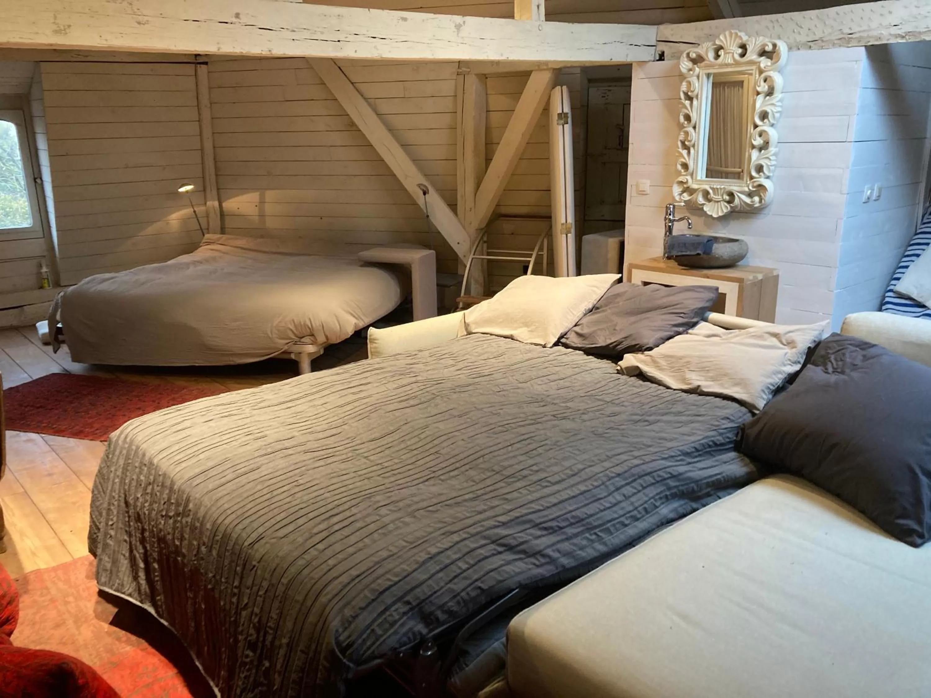 Bed in Canal Central