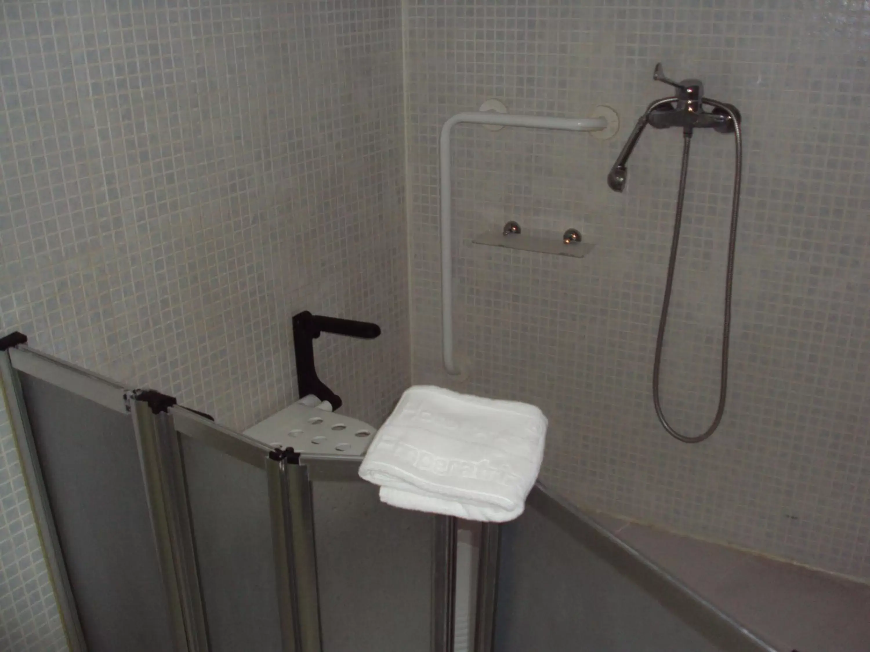 Double Room - Disability Access in Hotel Puerta de Ocaña Double Room - Disability Access in Hotel Puerta de Ocaña