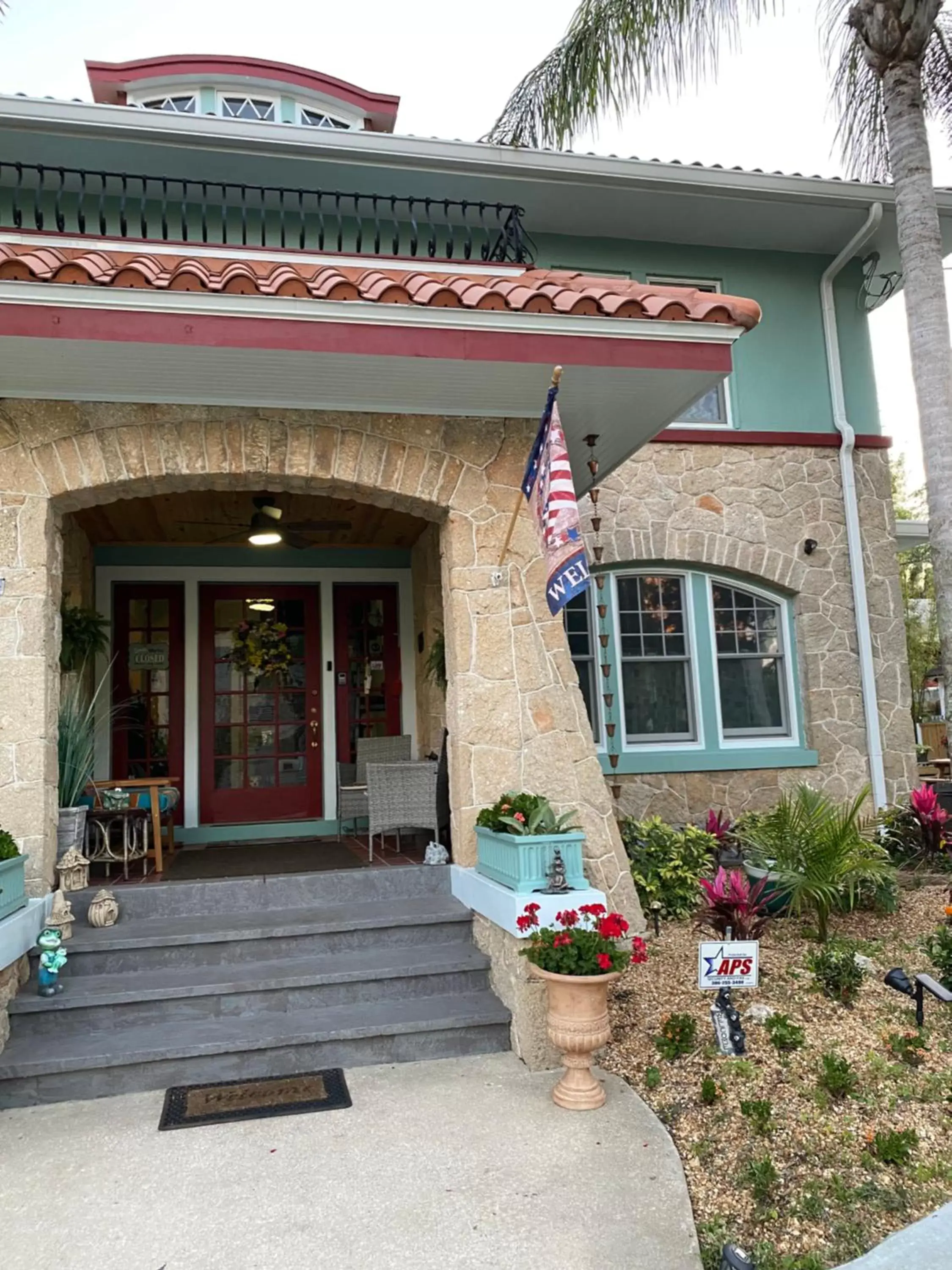 Facade/entrance in Ms. Maggie's South Country Inn