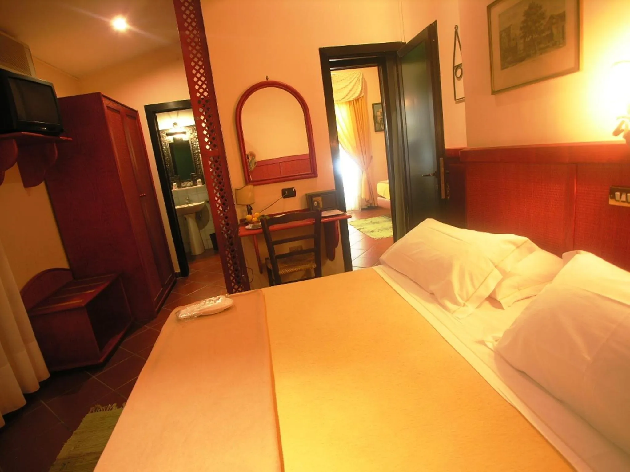 Photo of the whole room, Bed in Hotel Toledo