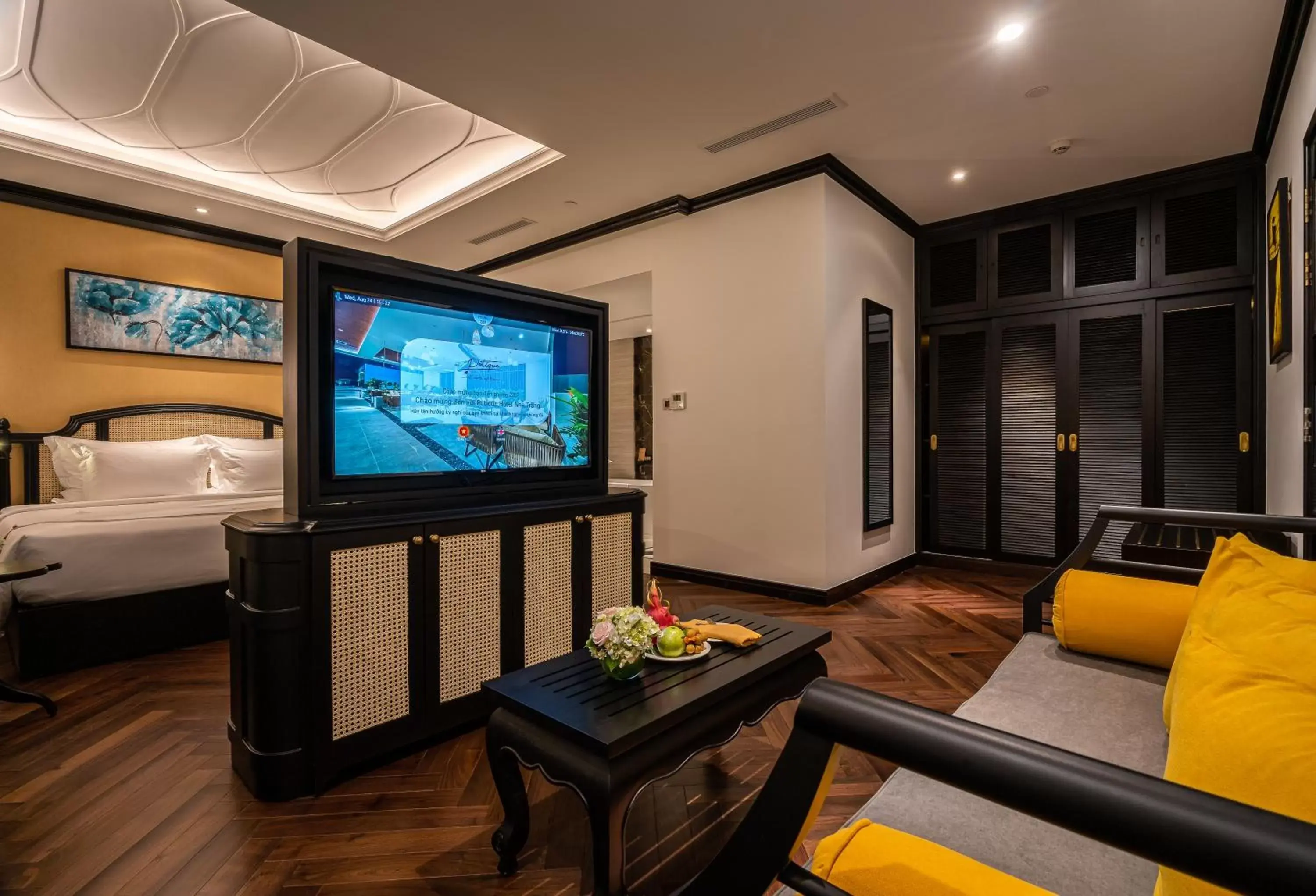 TV and multimedia, TV/Entertainment Center in Potique Hotel