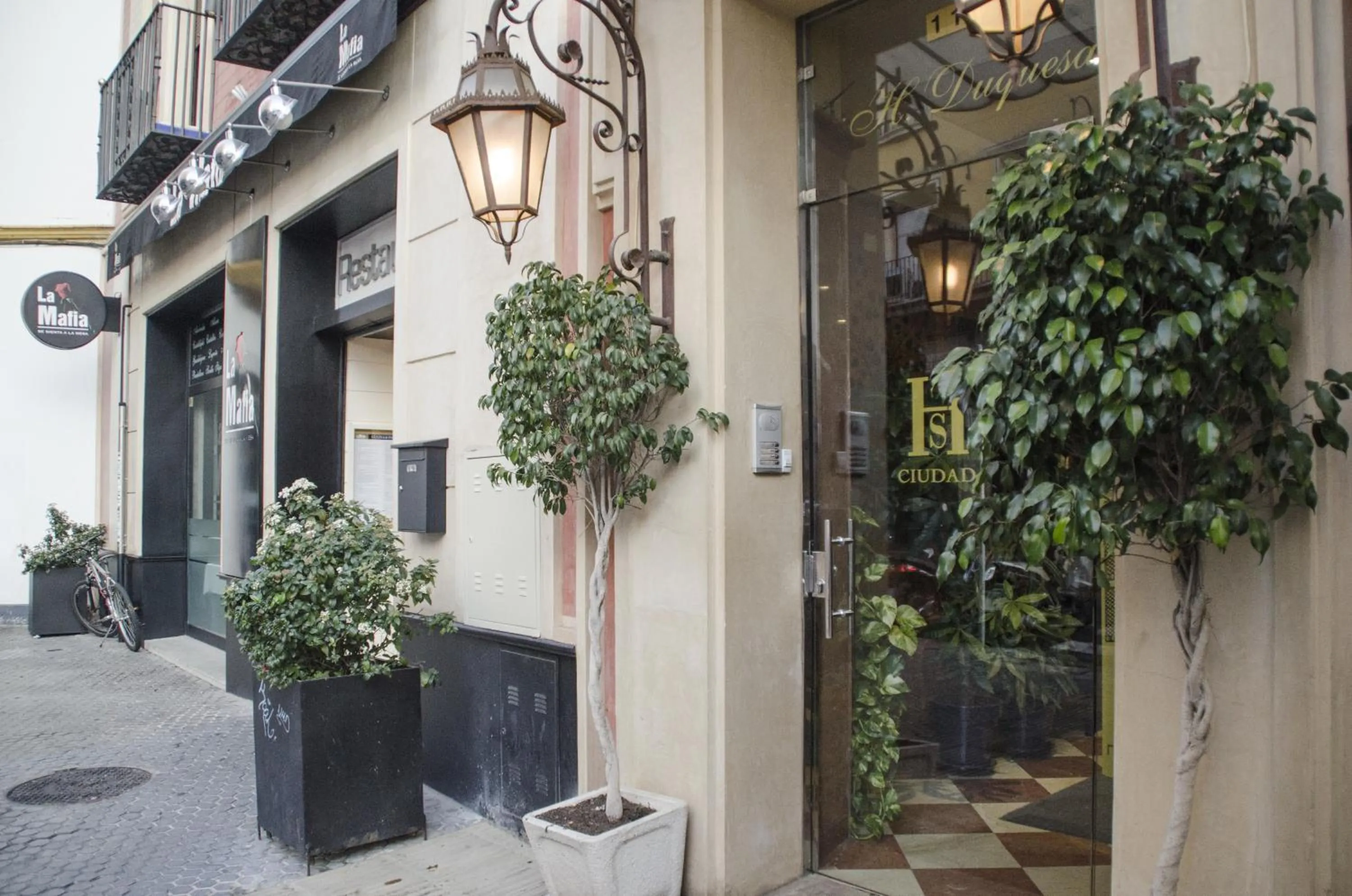 Facade/entrance in Hotel Duquesa