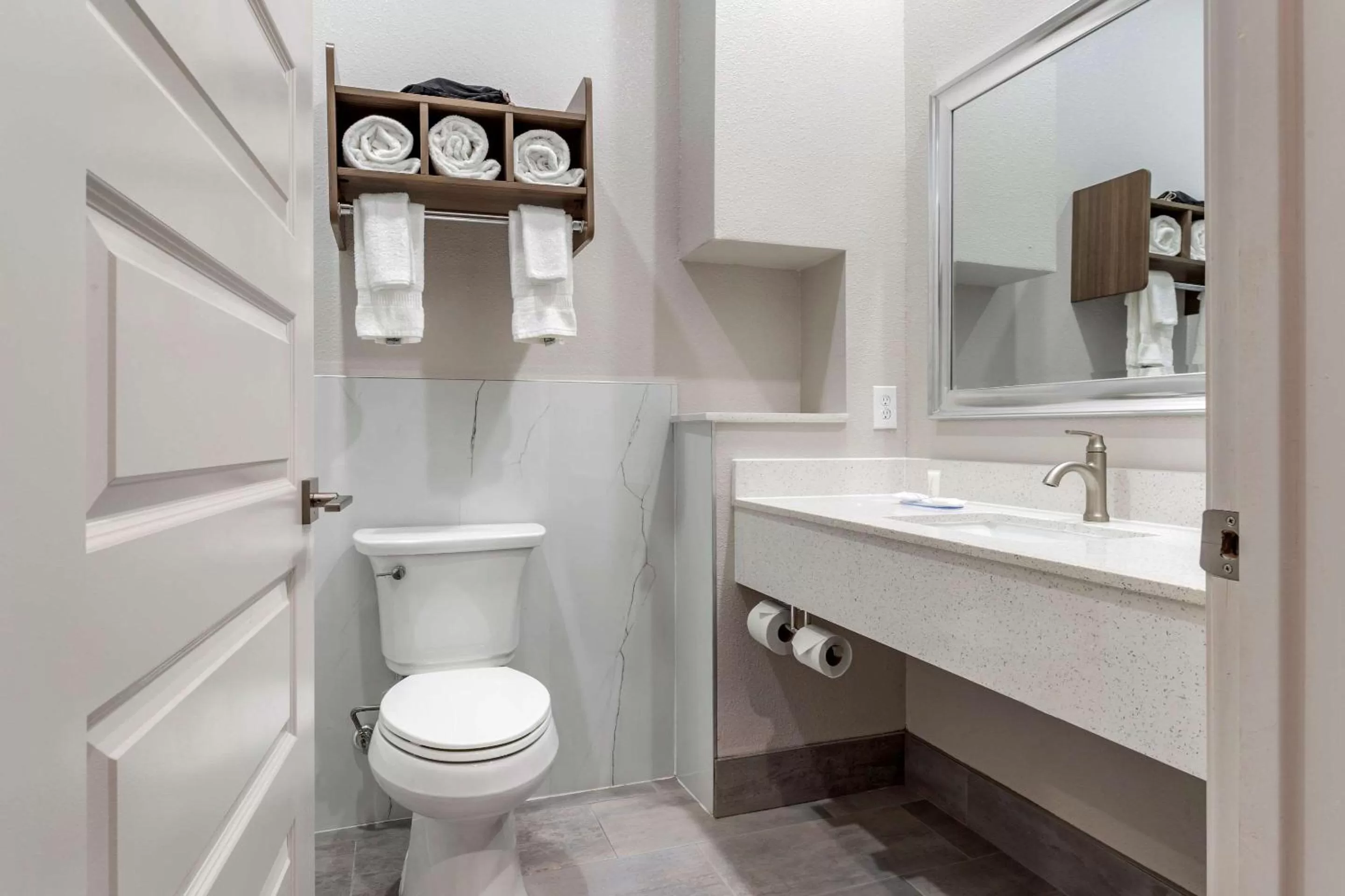 Bathroom in Clarion Pointe Port Arthur-Beaumont South