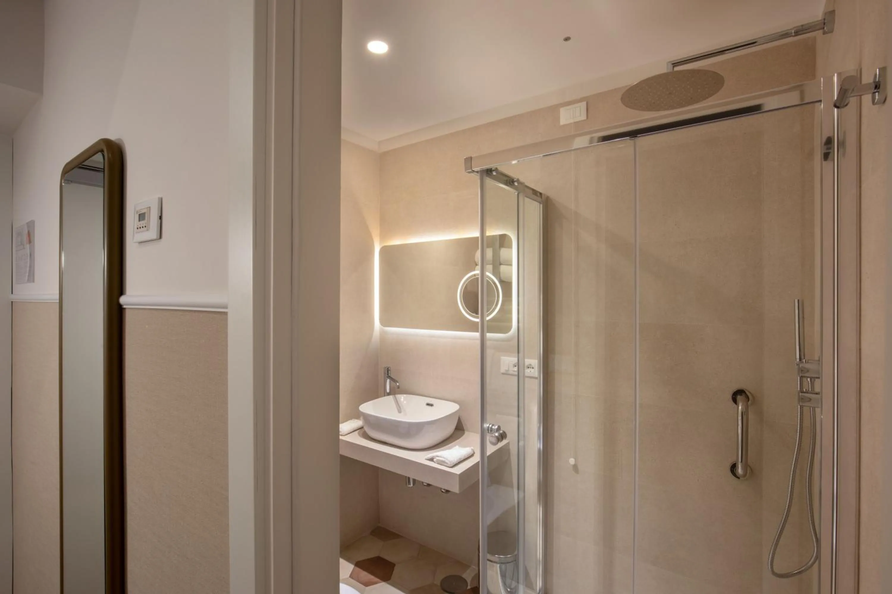 Bathroom in Cosmopolita Hotel Rome, Tapestry Collection by Hilton