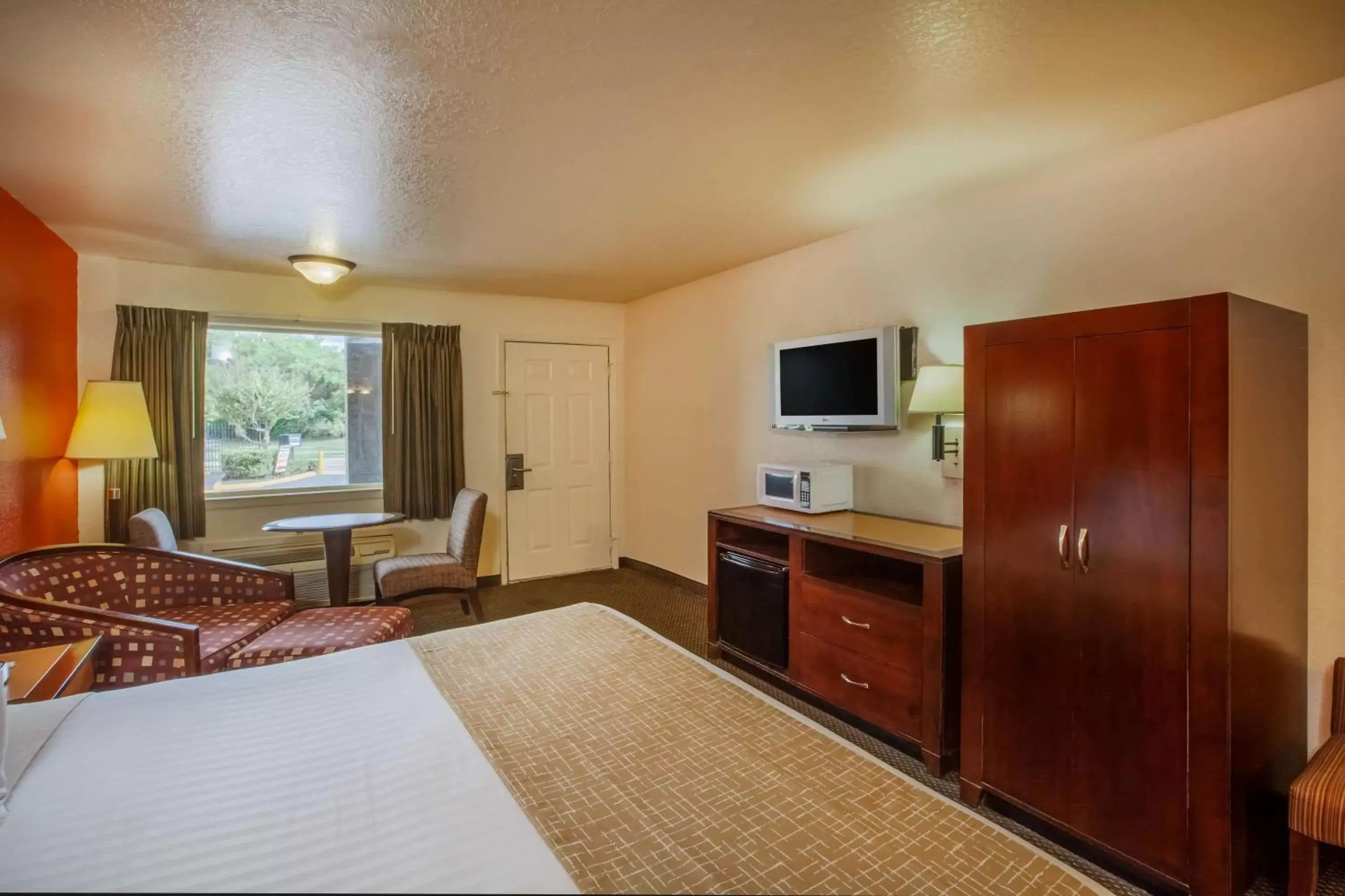 Photo of the whole room, TV/Entertainment Center in Travelodge by Wyndham Houston Hobby Airport