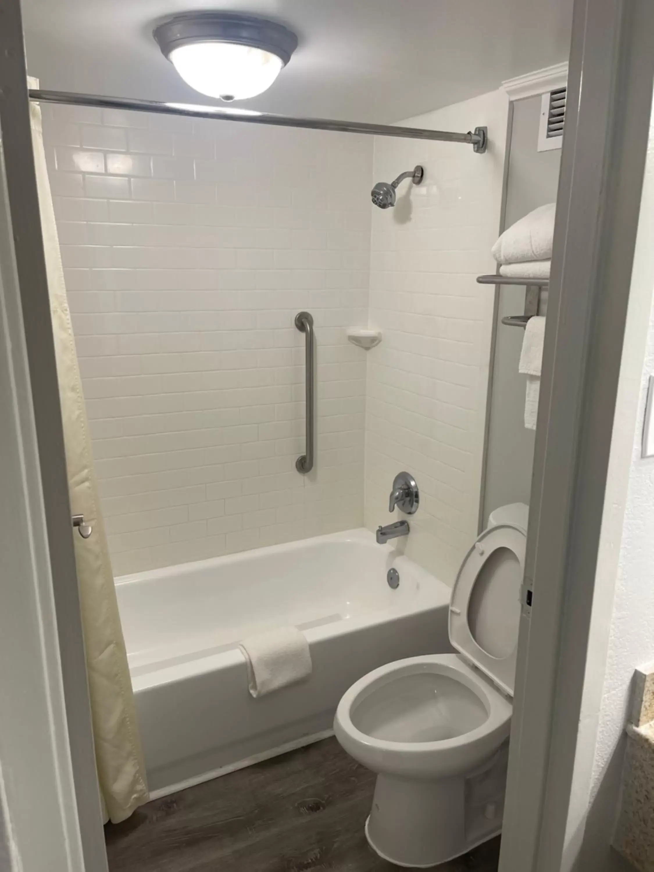 Bath, Bathroom in Quality Inn & Suites Georgetown