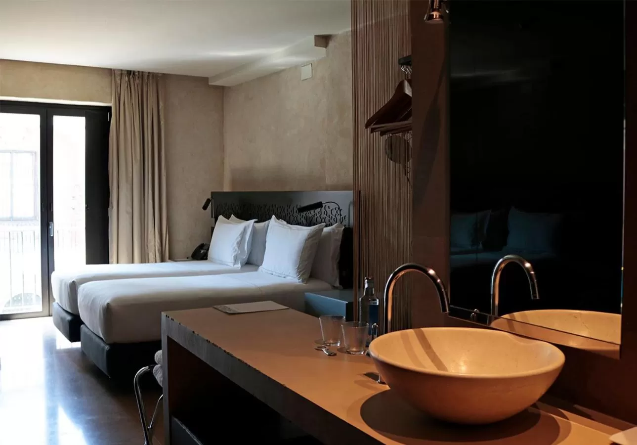 Bathroom, Bed in EME Catedral Mercer Hotel