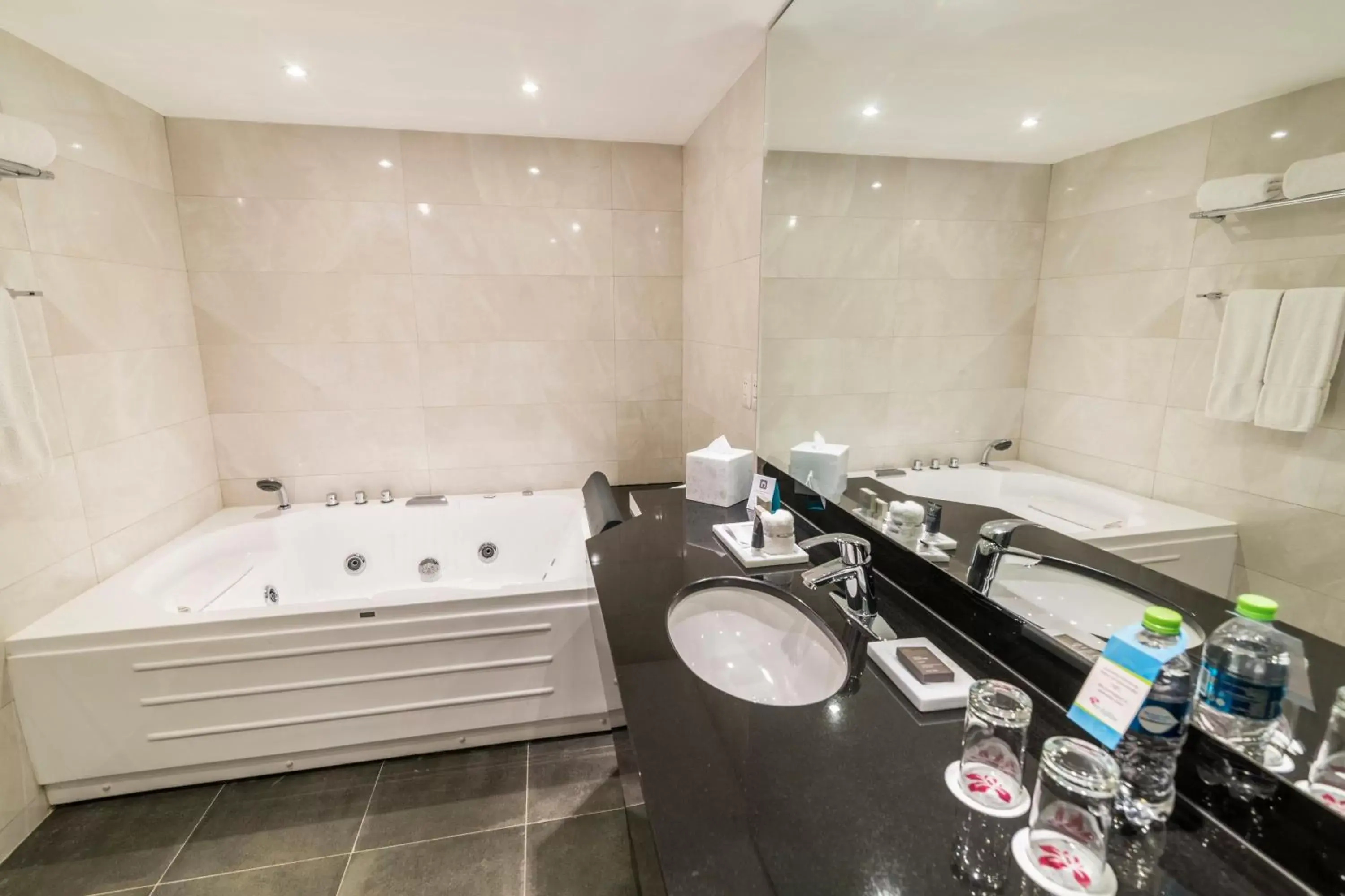 Bathroom in Los Tajibos, Santa Cruz de la Sierra, a Tribute Portfolio Hotel