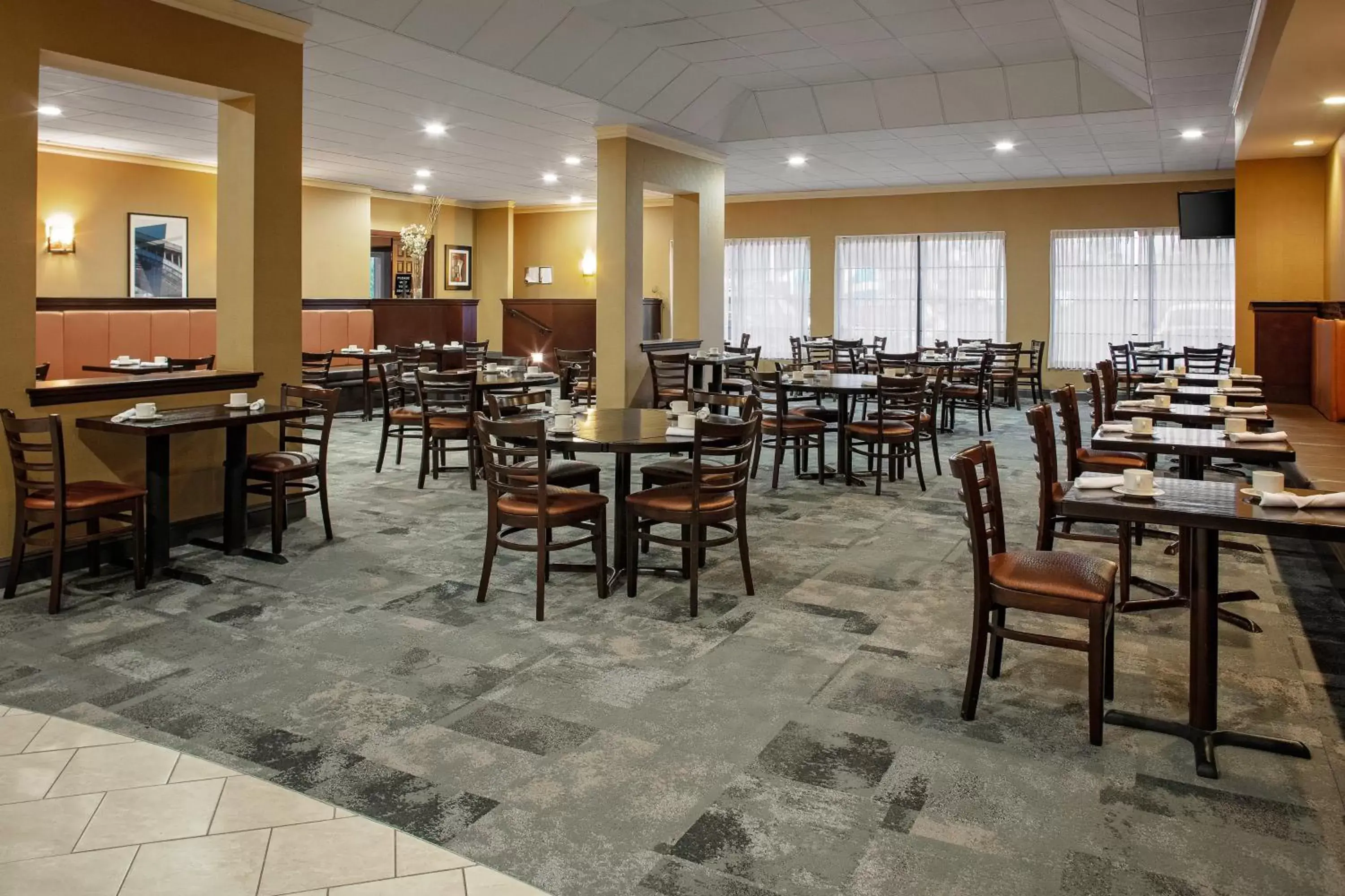 Breakfast, Restaurant/Places to Eat in Holiday Inn & Suites Boston Peabody, an IHG Hotel