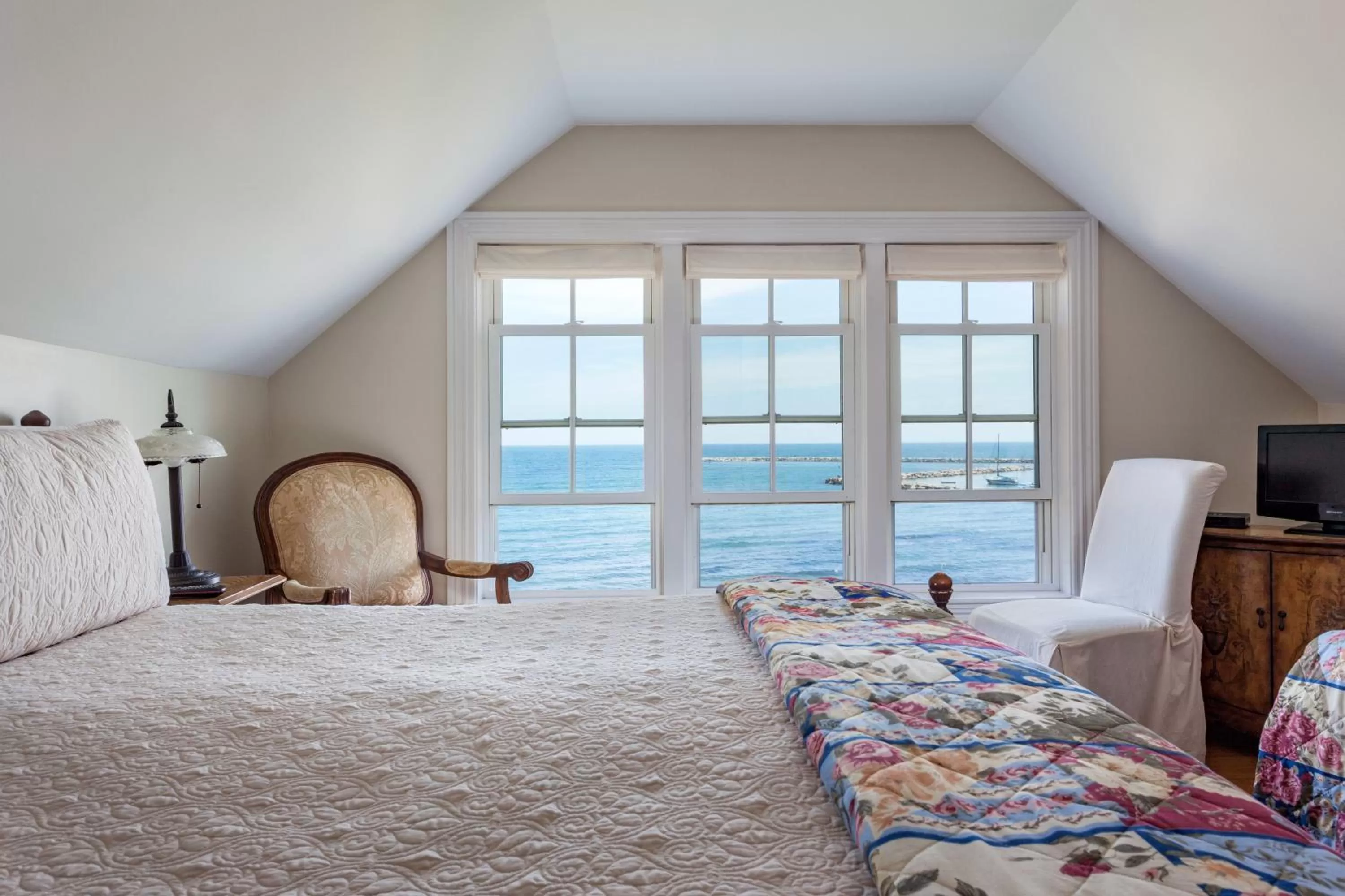 Bedroom, Bed in Avonlea