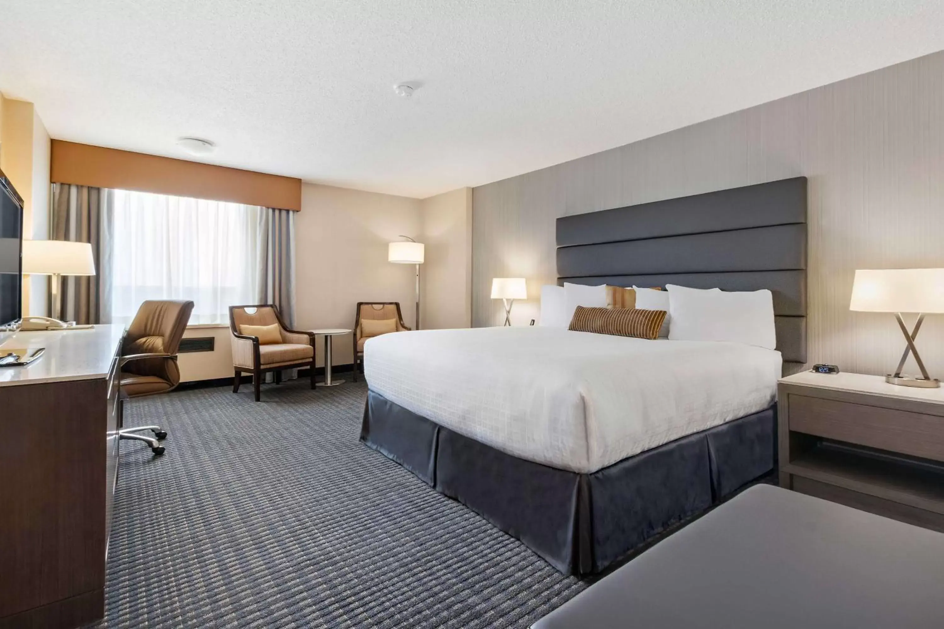 Photo of the whole room, Bed in Best Western Premier Calgary Plaza Hotel & Conference Centre