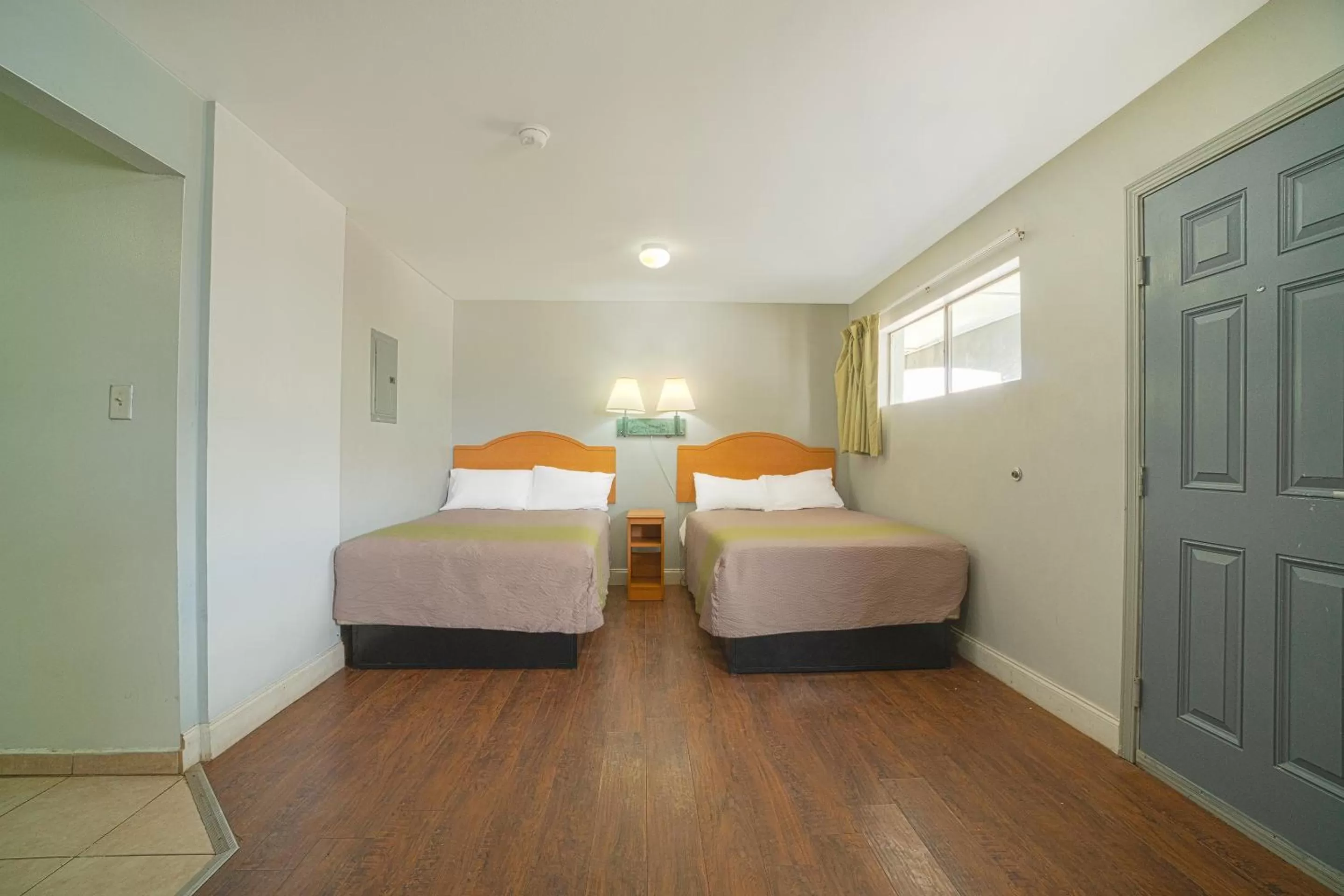 1 King and 2 Full Beds with Kitchenette Non-Smoking in OYO Hotel Midland