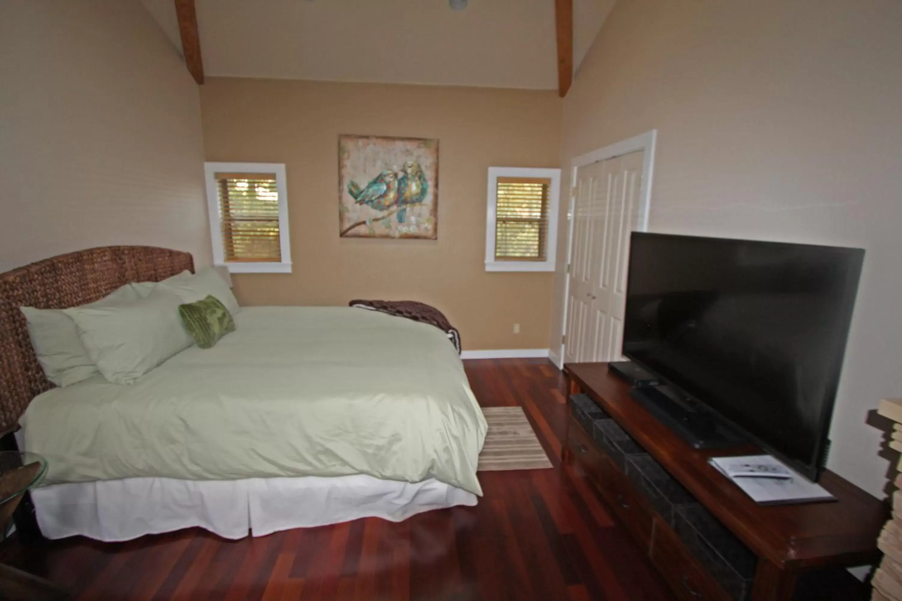 TV and multimedia, Bed in The Inn at Shasta Lake