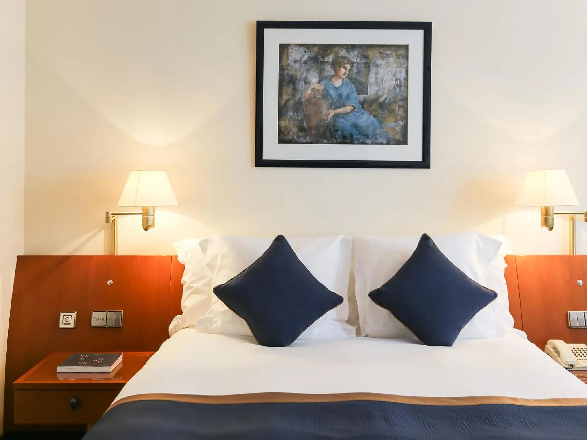 Bed in Le Royal Hotels & Resorts Luxembourg