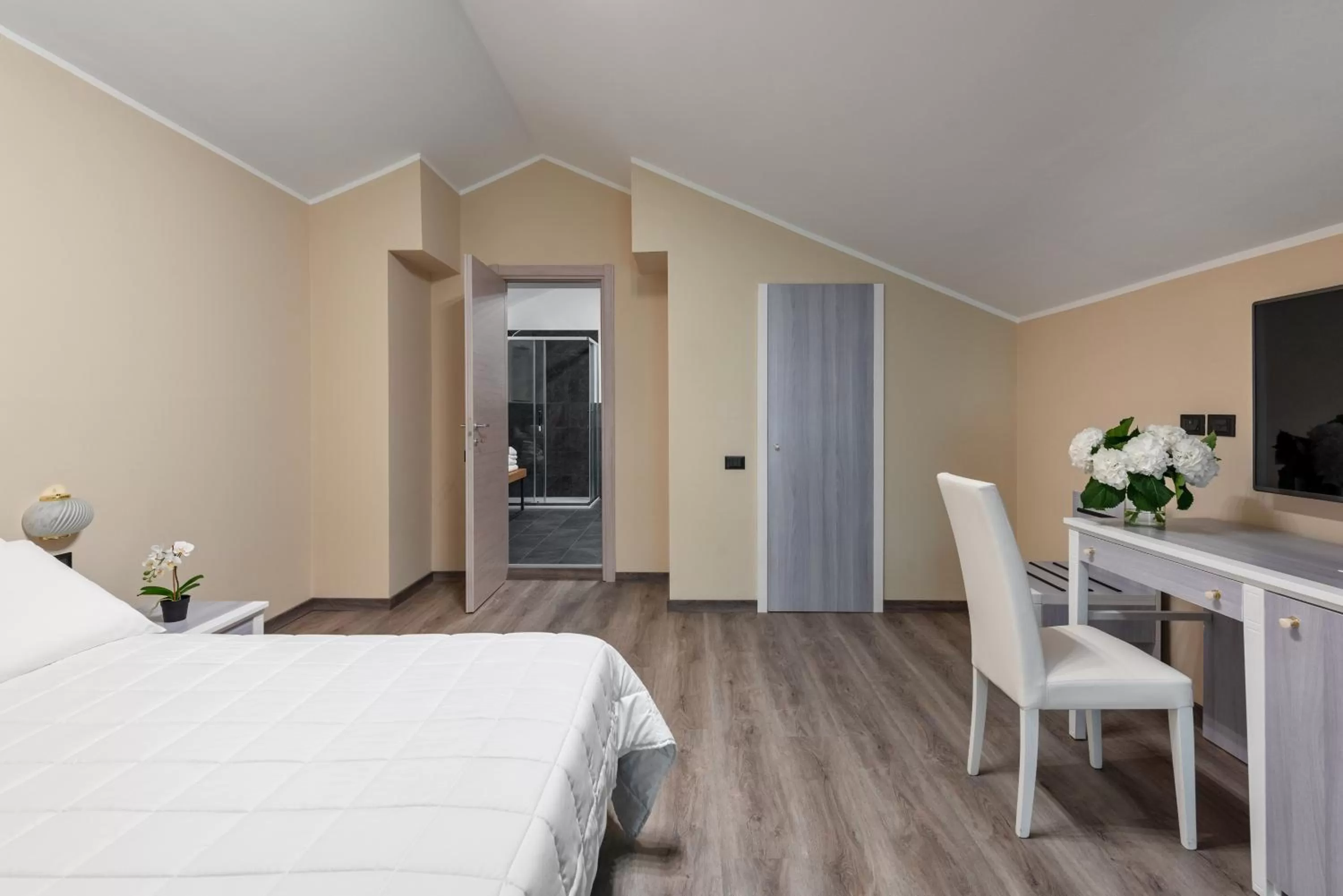 Photo of the whole room, Bed in Rivoli Hotel