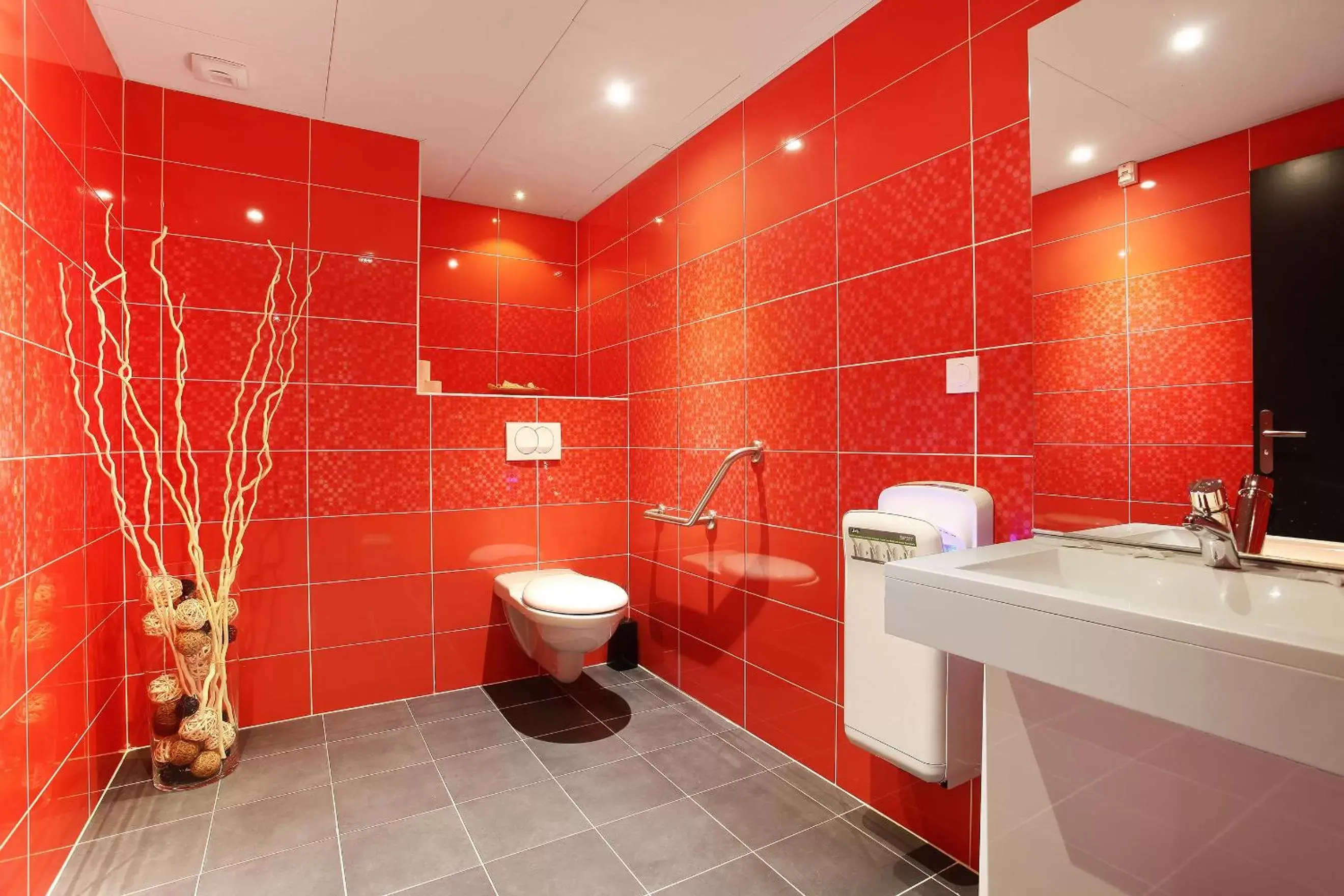 Area and facilities, Bathroom in Odalys City Marseille Prado Castellane