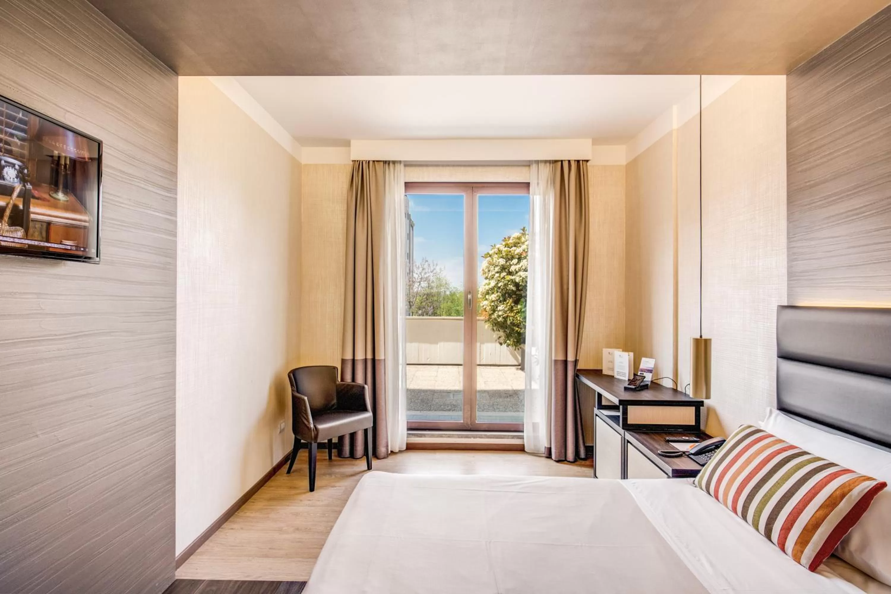 Photo of the whole room, Bed in Warmthotel