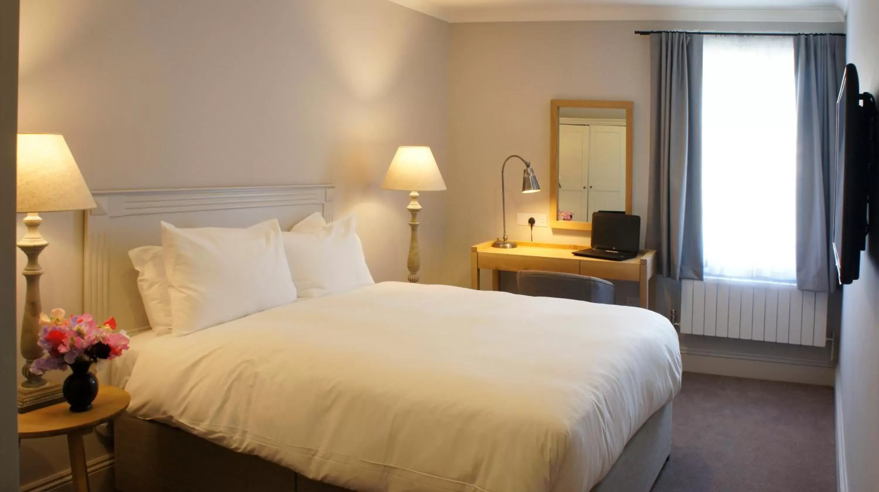 Bedroom, Bed in Abergavenny Hotel