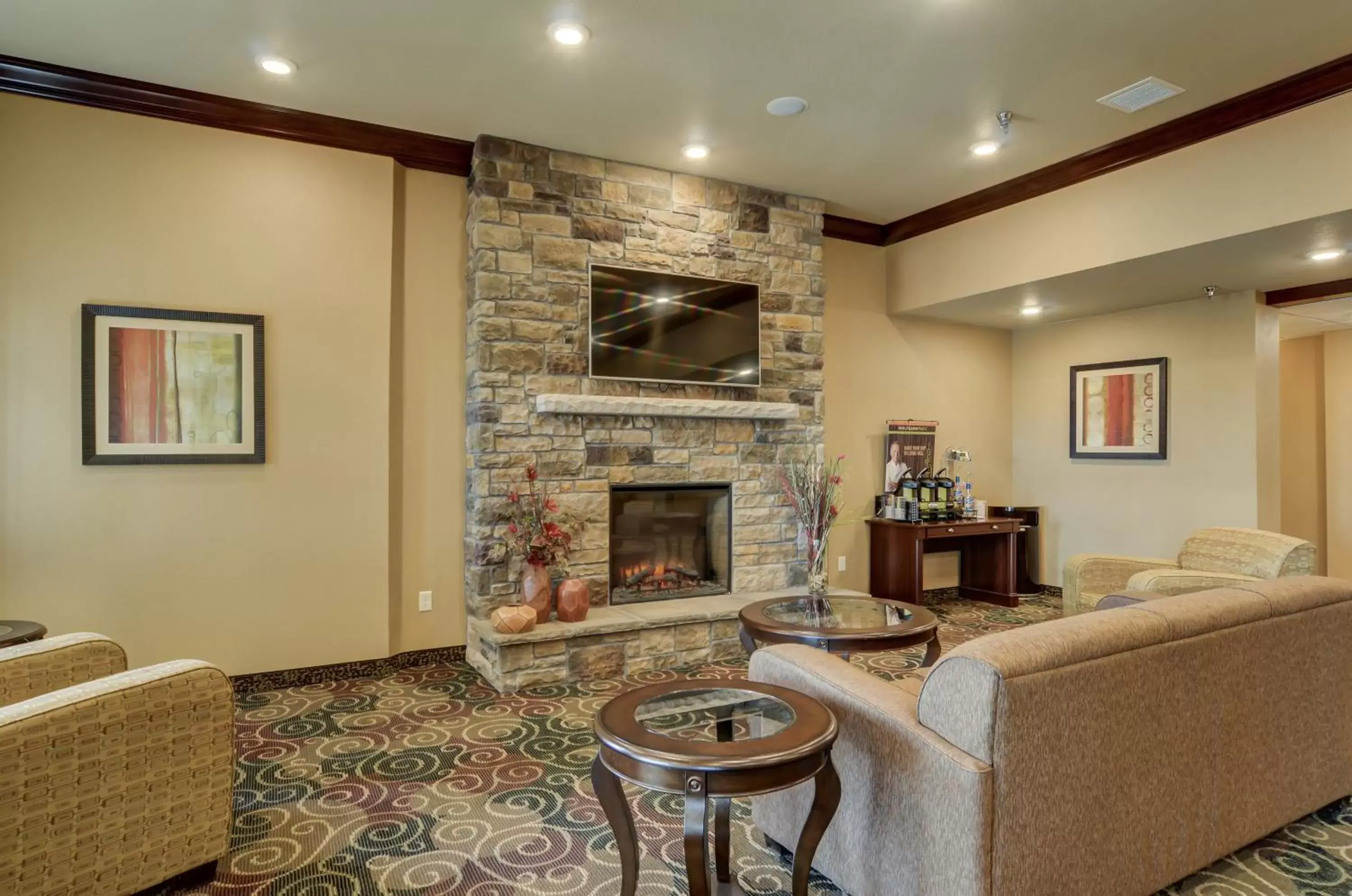 Lobby/Reception in Cobblestone Inn & Suites - Altamont