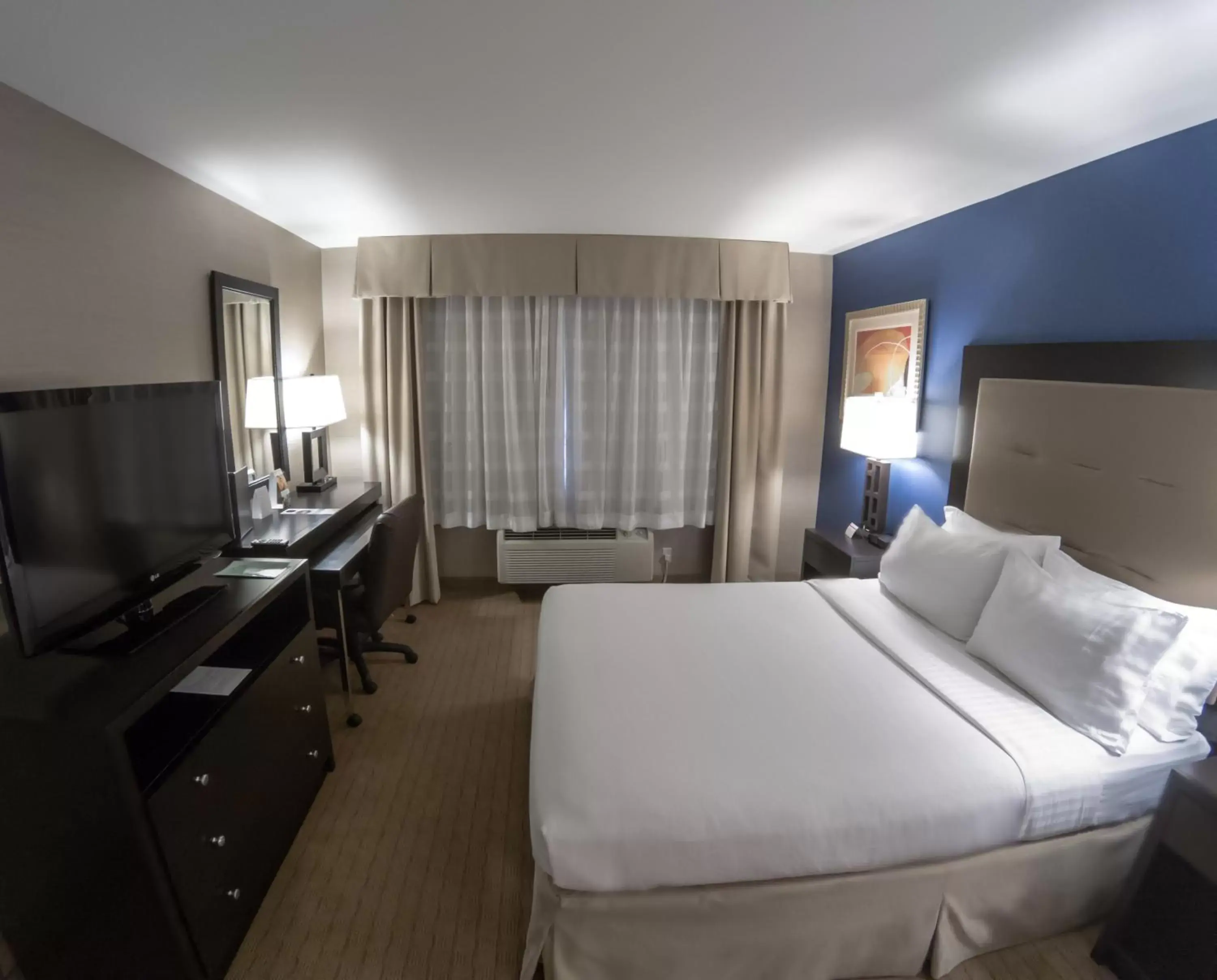 Bed in Holiday Inn Seattle DWTN Lake Union, an IHG Hotel