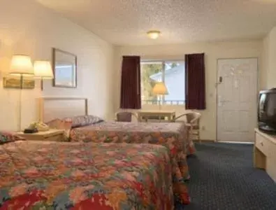 Photo of the whole room, Bed in Super 8 by Wyndham Susanville