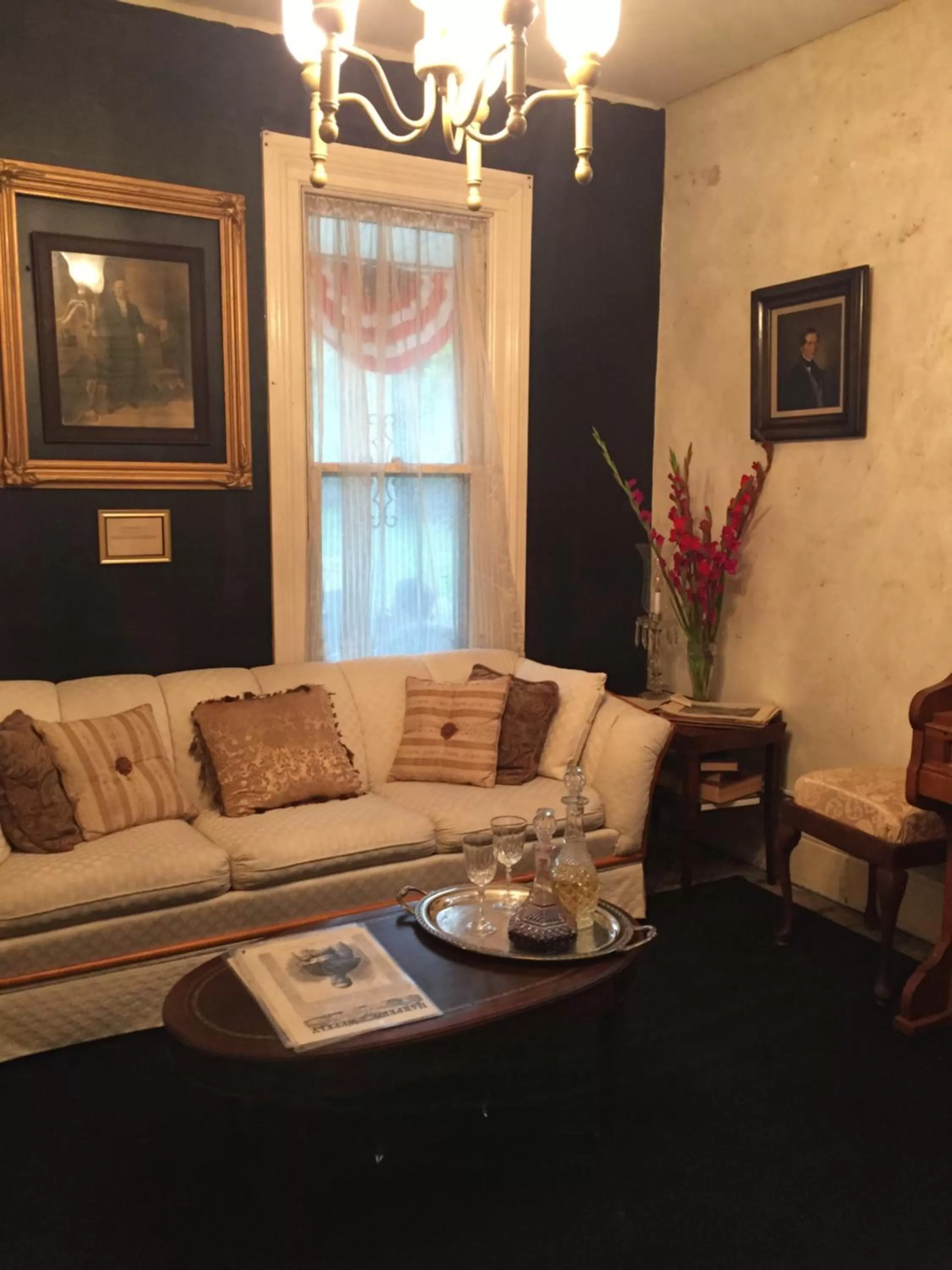 Communal lounge/ TV room, Seating Area in Aaron House of Niagara Falls