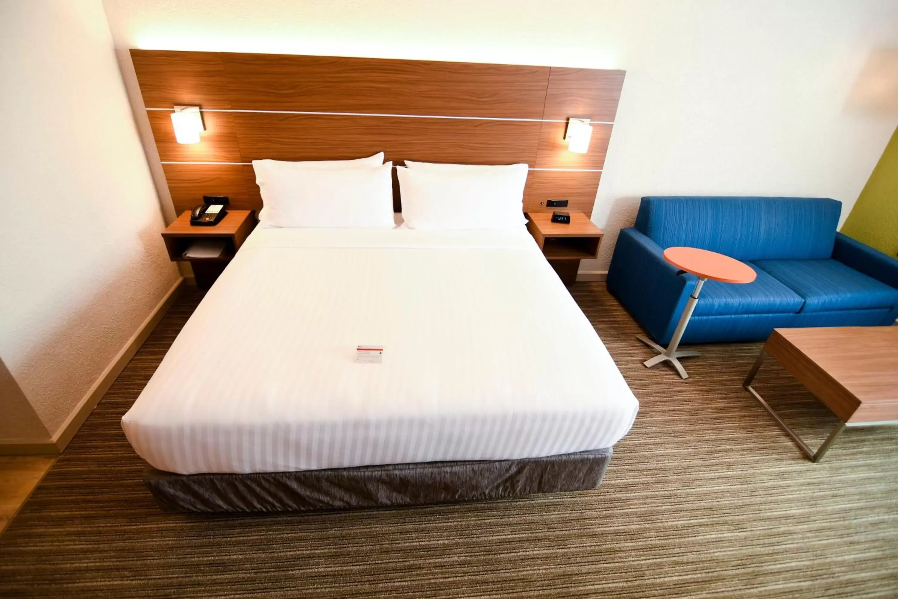 Photo of the whole room, Bed in Holiday Inn Express Hotel & Suites Port Clinton-Catawba Island, an IHG Hotel