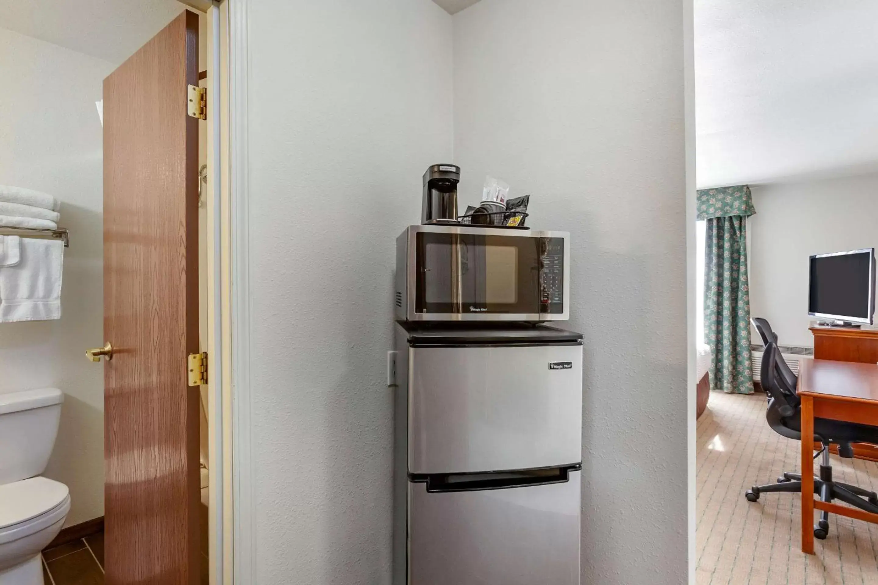 Photo of the whole room, Kitchen/Kitchenette in Clarion Inn Ontario