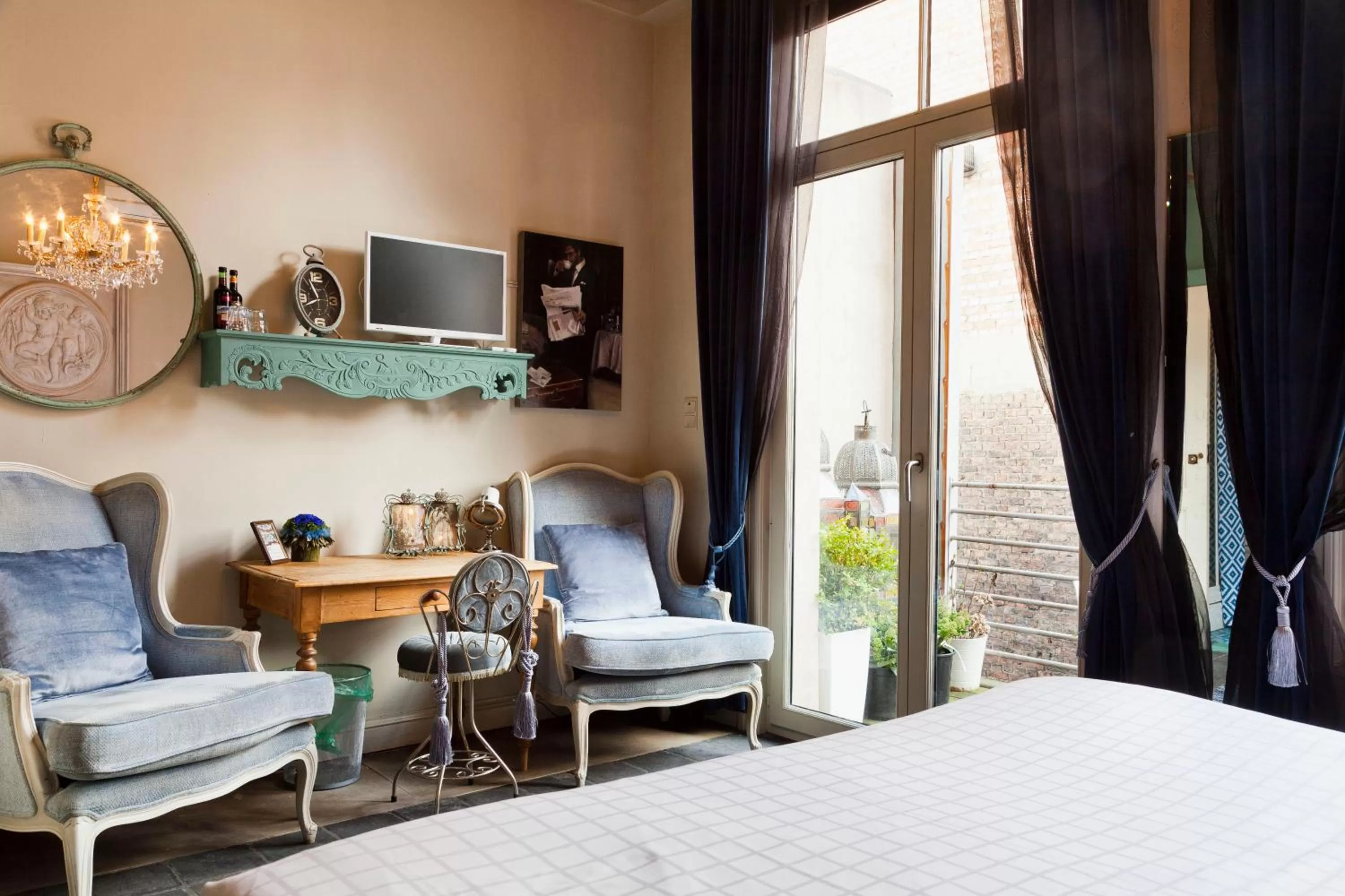 Decorative detail in Hotel Diamonds and Pearls