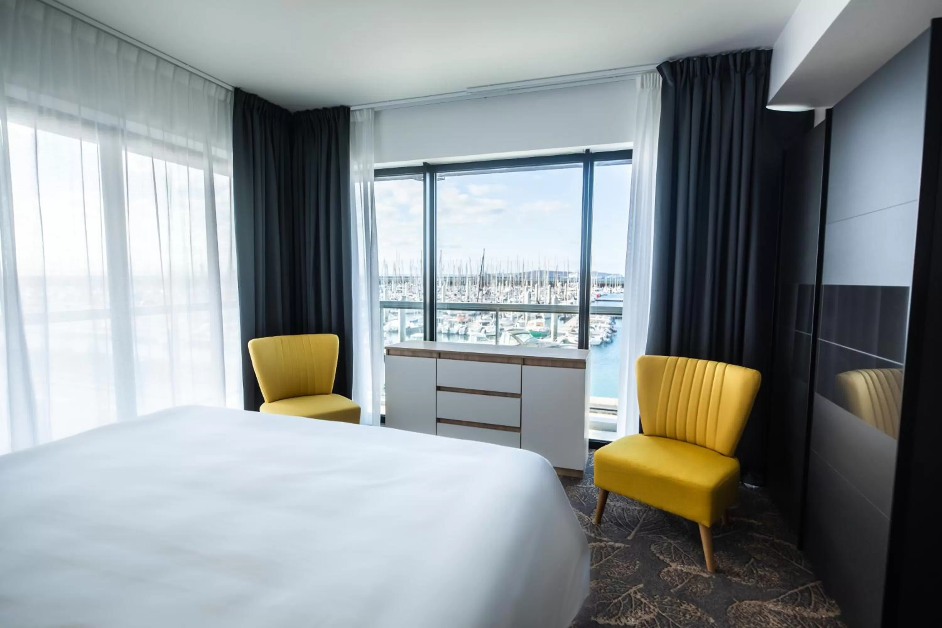 Photo of the whole room, Bed in Le Barracuda & Spa, Centre Port, pieds dans l'eau, vue mer