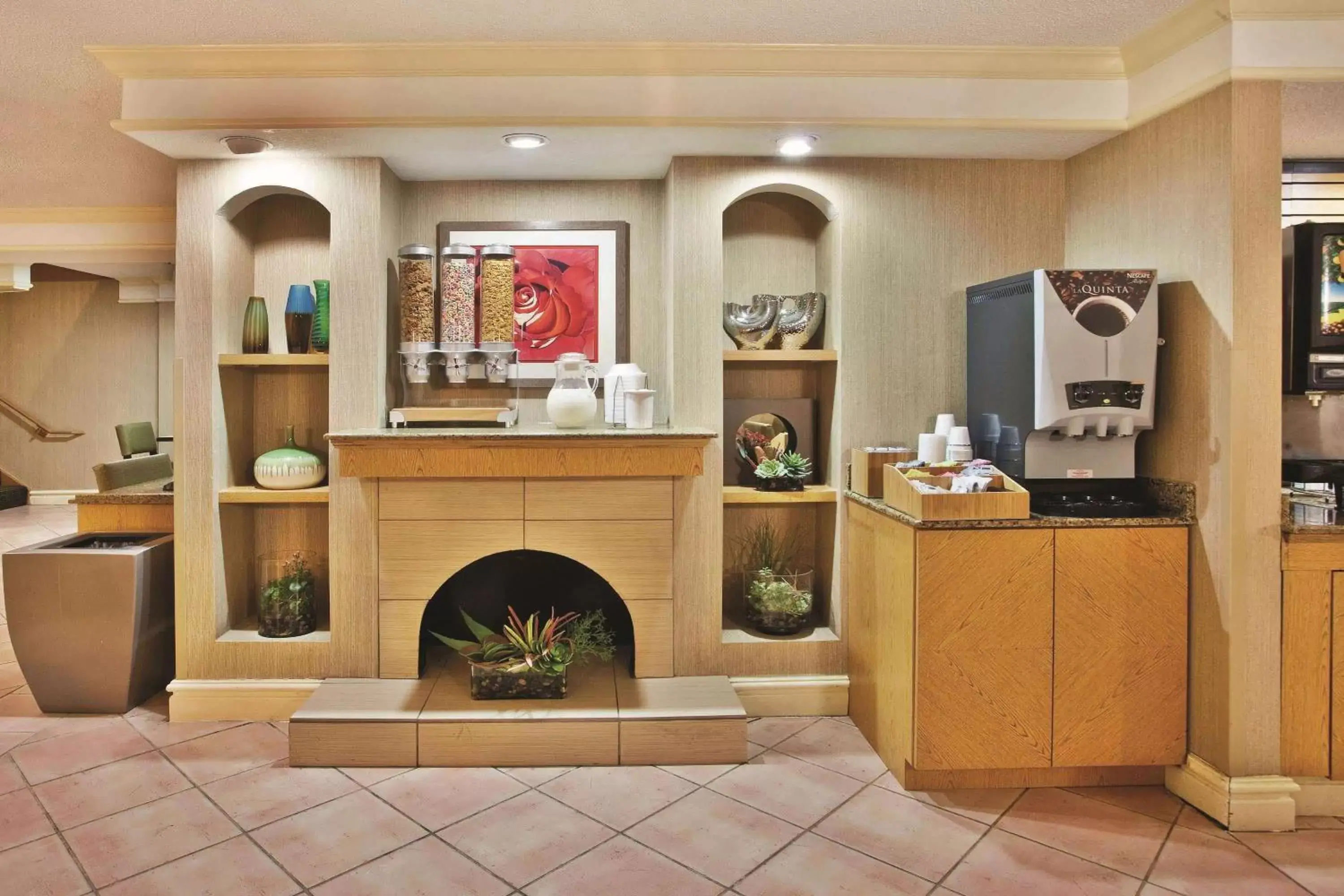 Restaurant/places to eat, Lobby/Reception in La Quinta Inn by Wyndham Savannah Midtown