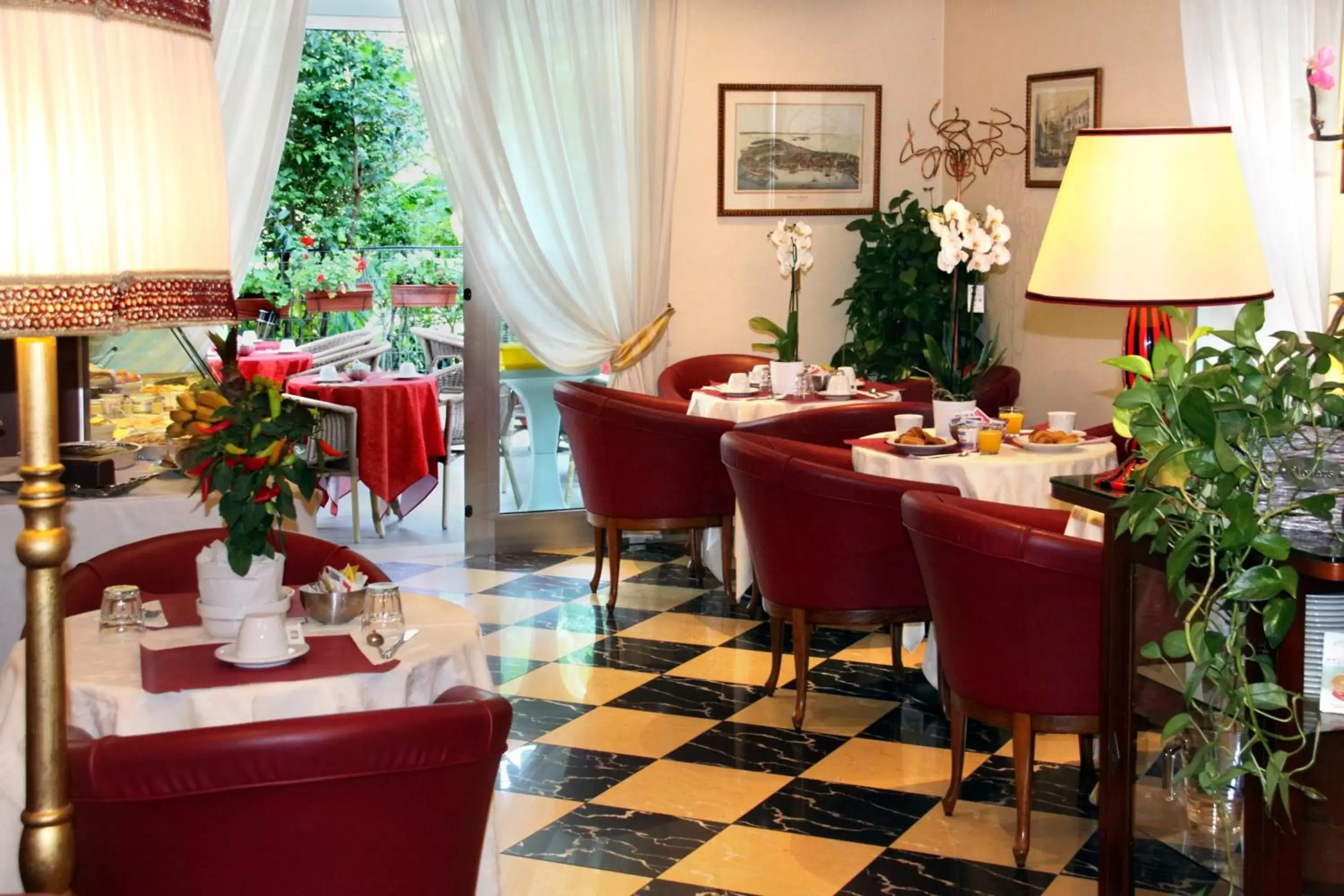 Restaurant/Places to Eat in Hotel Regit