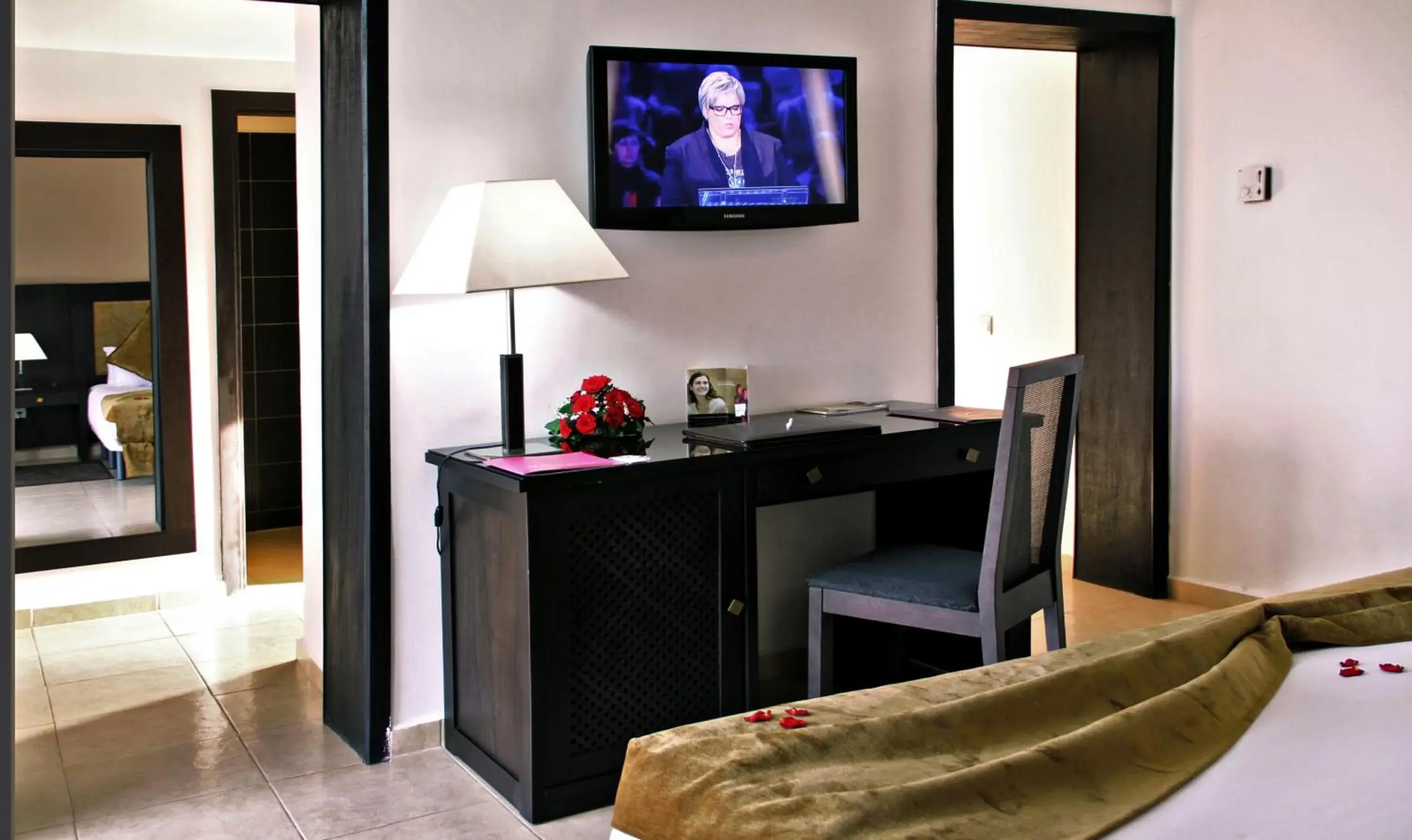 Bed, TV/Entertainment Center in Rawabi Hotel Marrakech & Spa