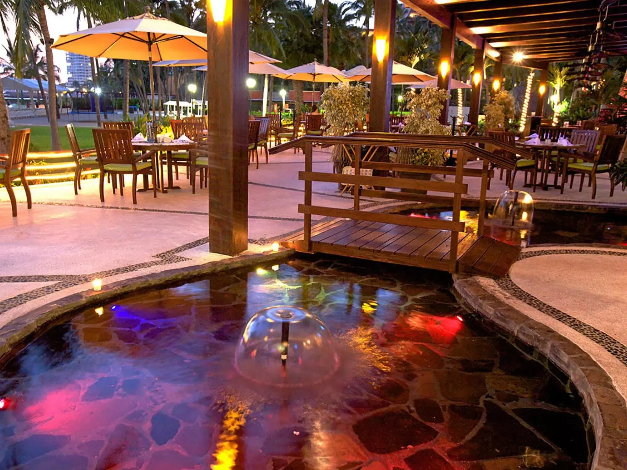 Restaurant/places to eat, Swimming Pool in Club Regina Puerto Vallarta