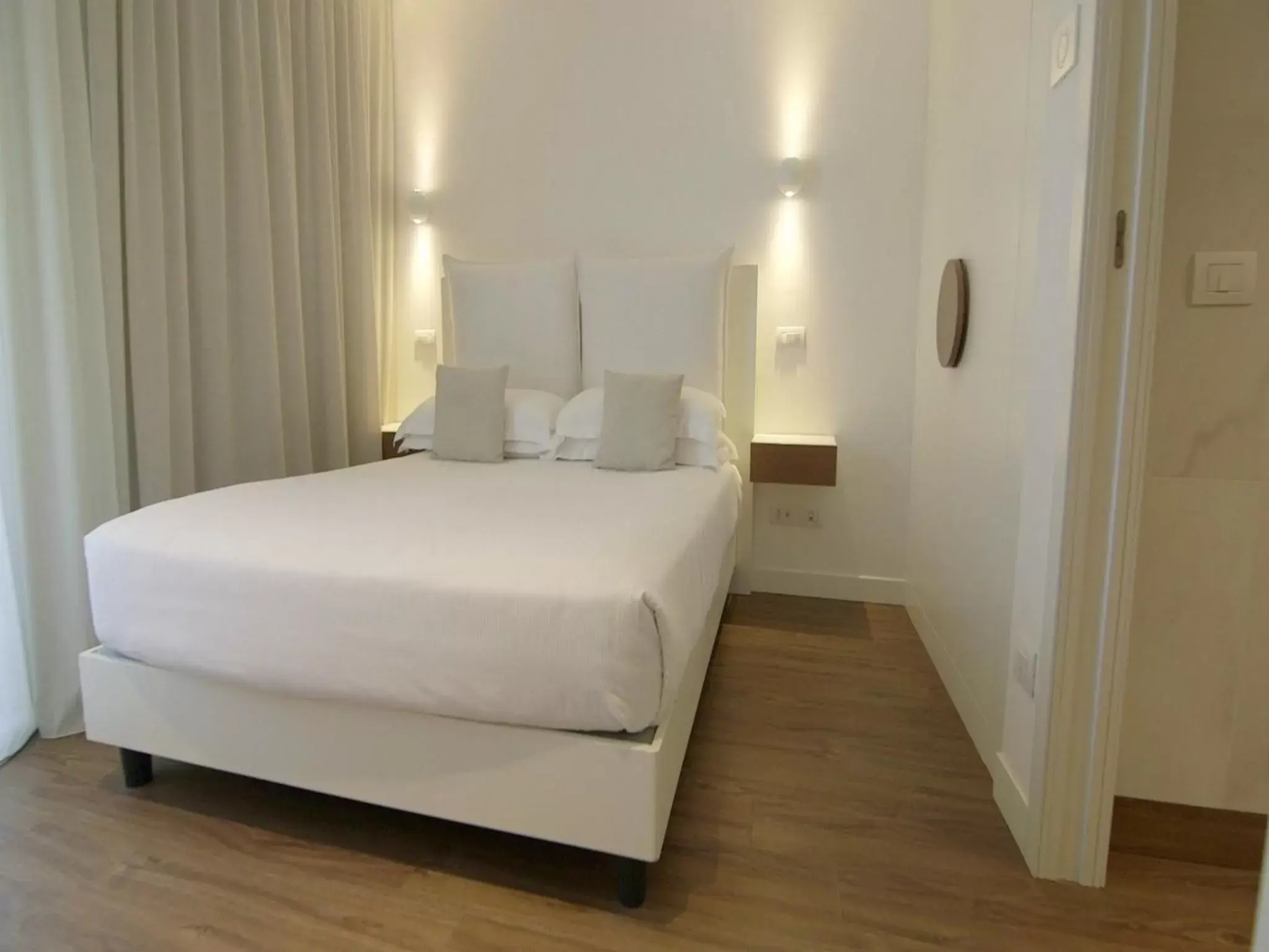 Shower, Bed in Hotel Select Suites & Spa - Apartments