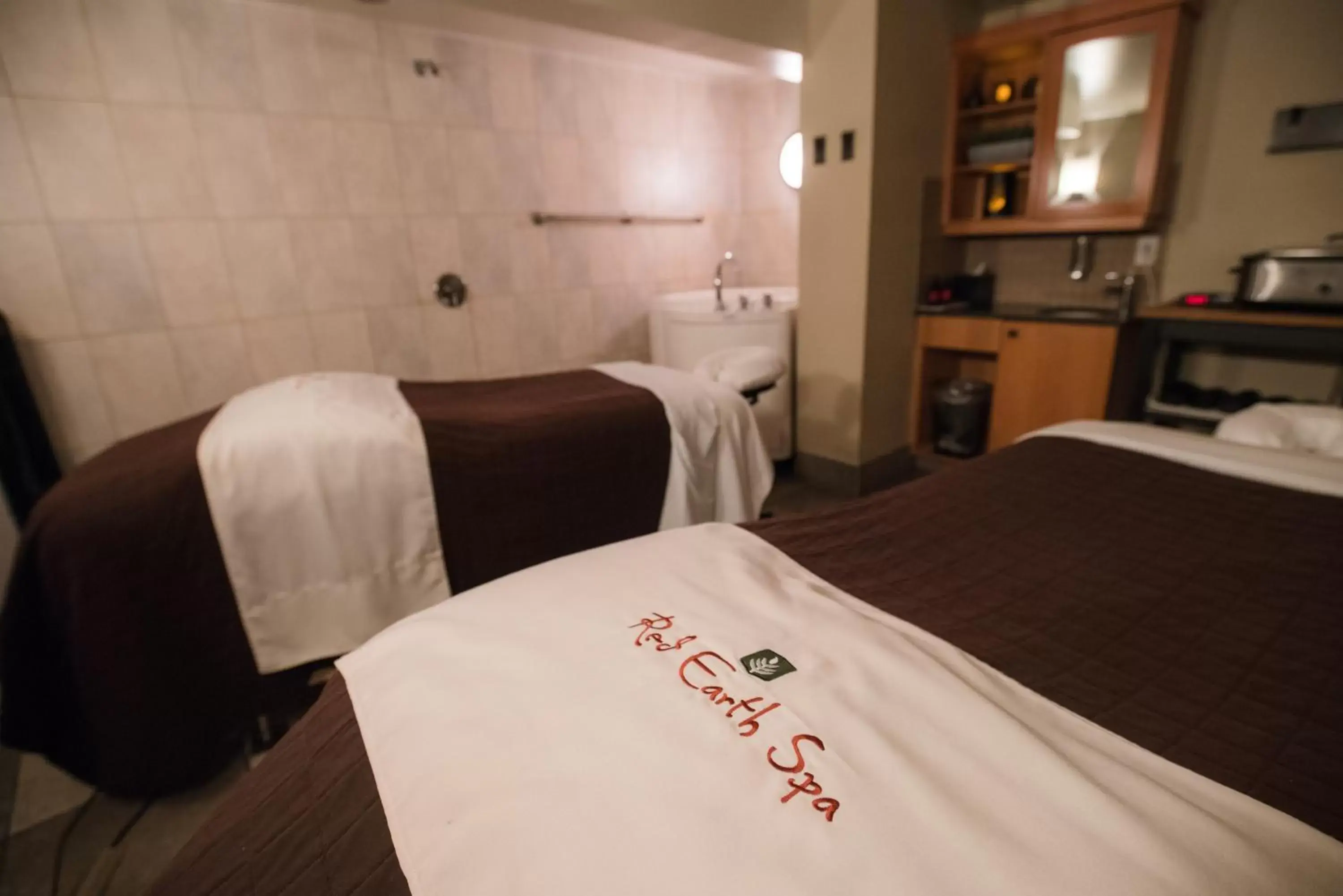 Spa and wellness centre/facilities, Bed in Banff Caribou Lodge and Spa