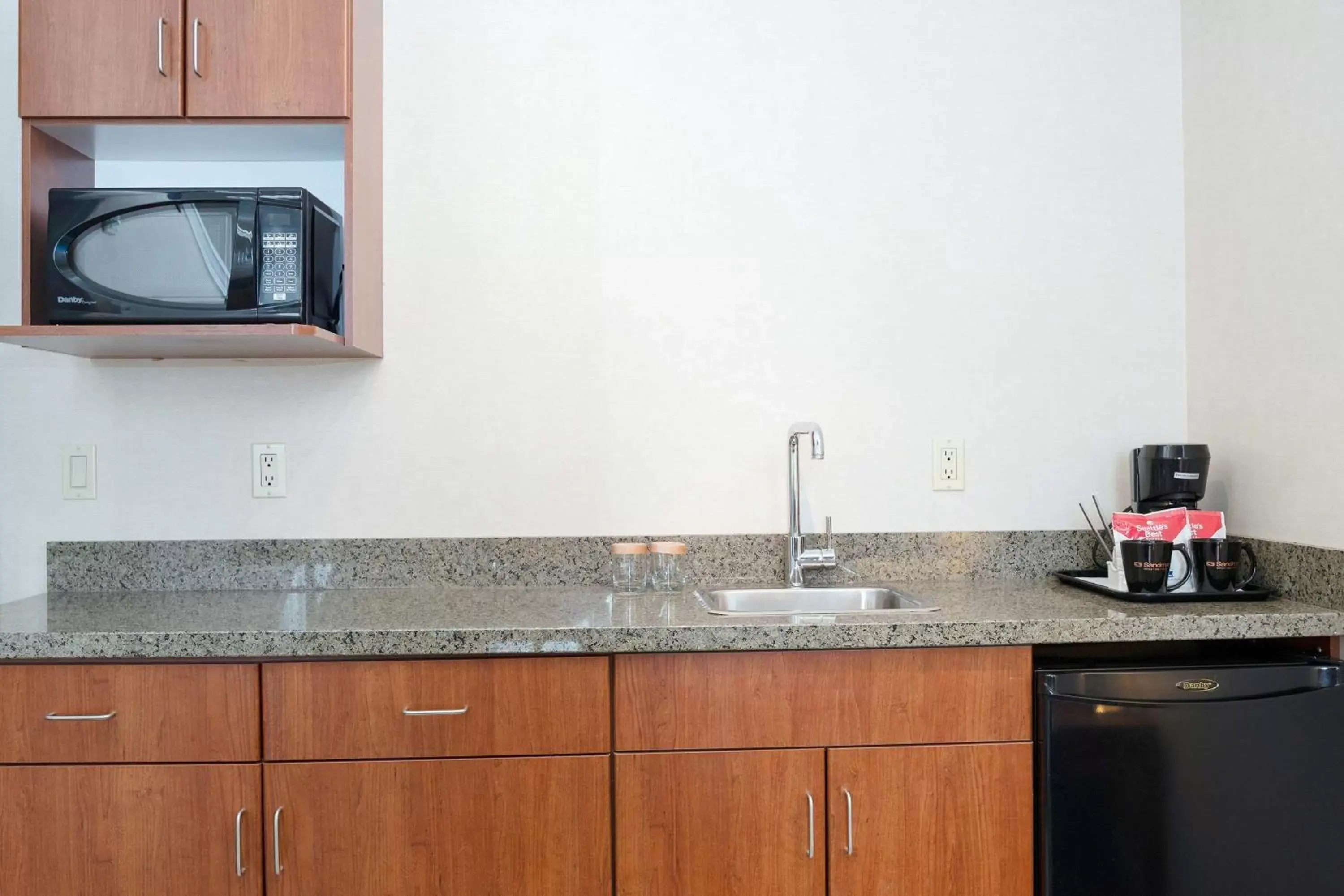 Photo of the whole room, Kitchen/Kitchenette in Sandman Hotel & Suites Calgary West