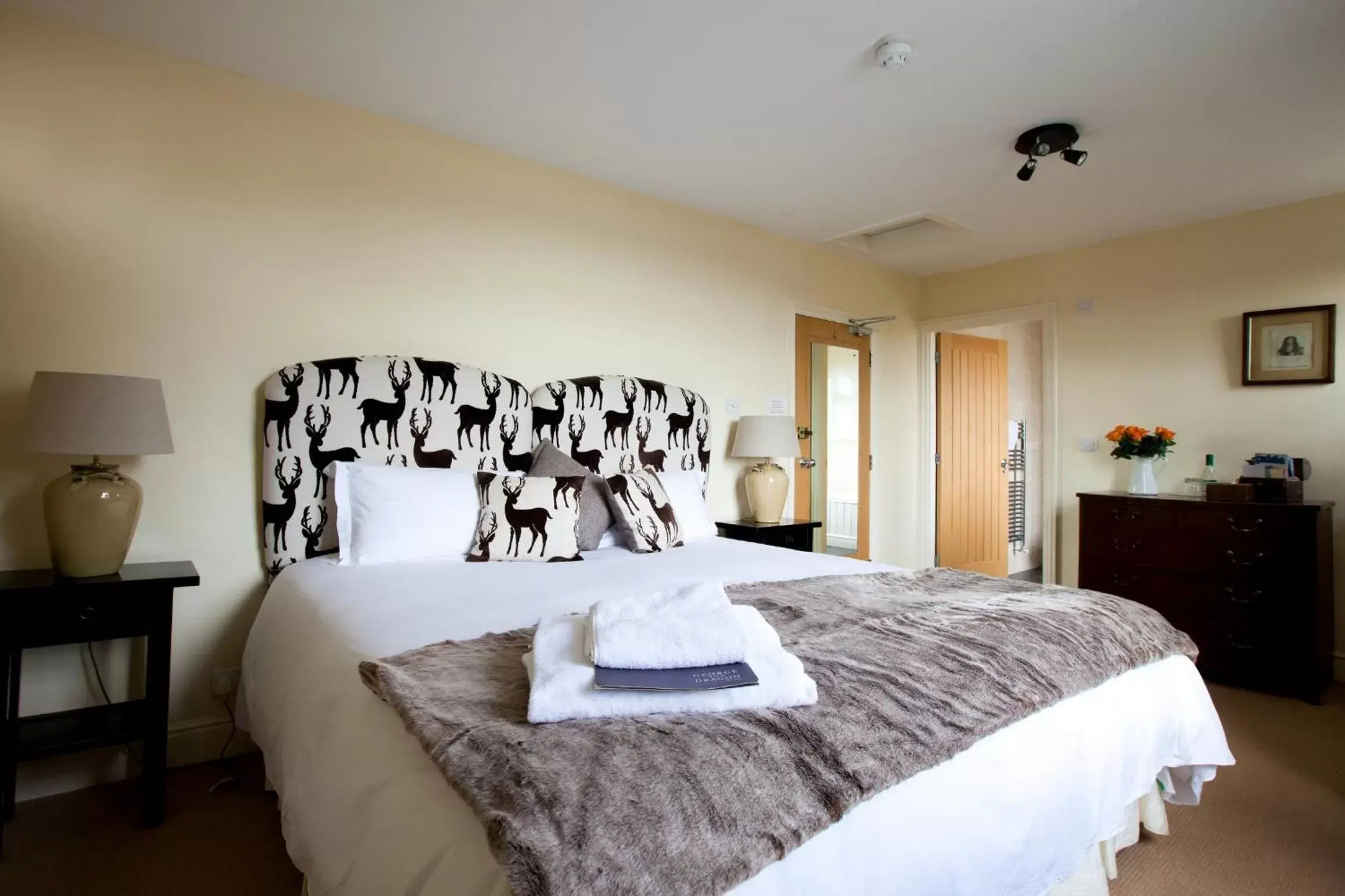 Bedroom, Bed in George and Dragon Clifton