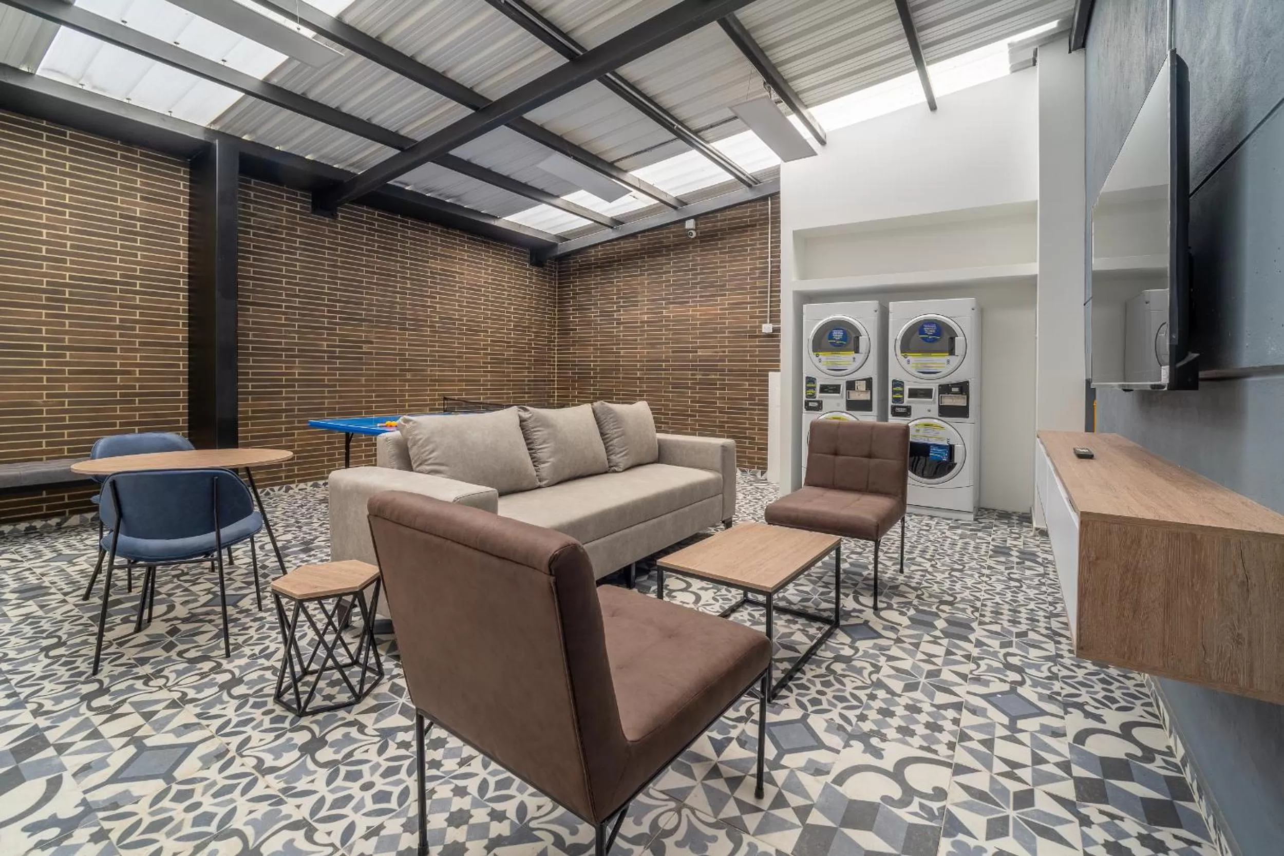 Communal lounge/ TV room in Beliving by Wynwood House