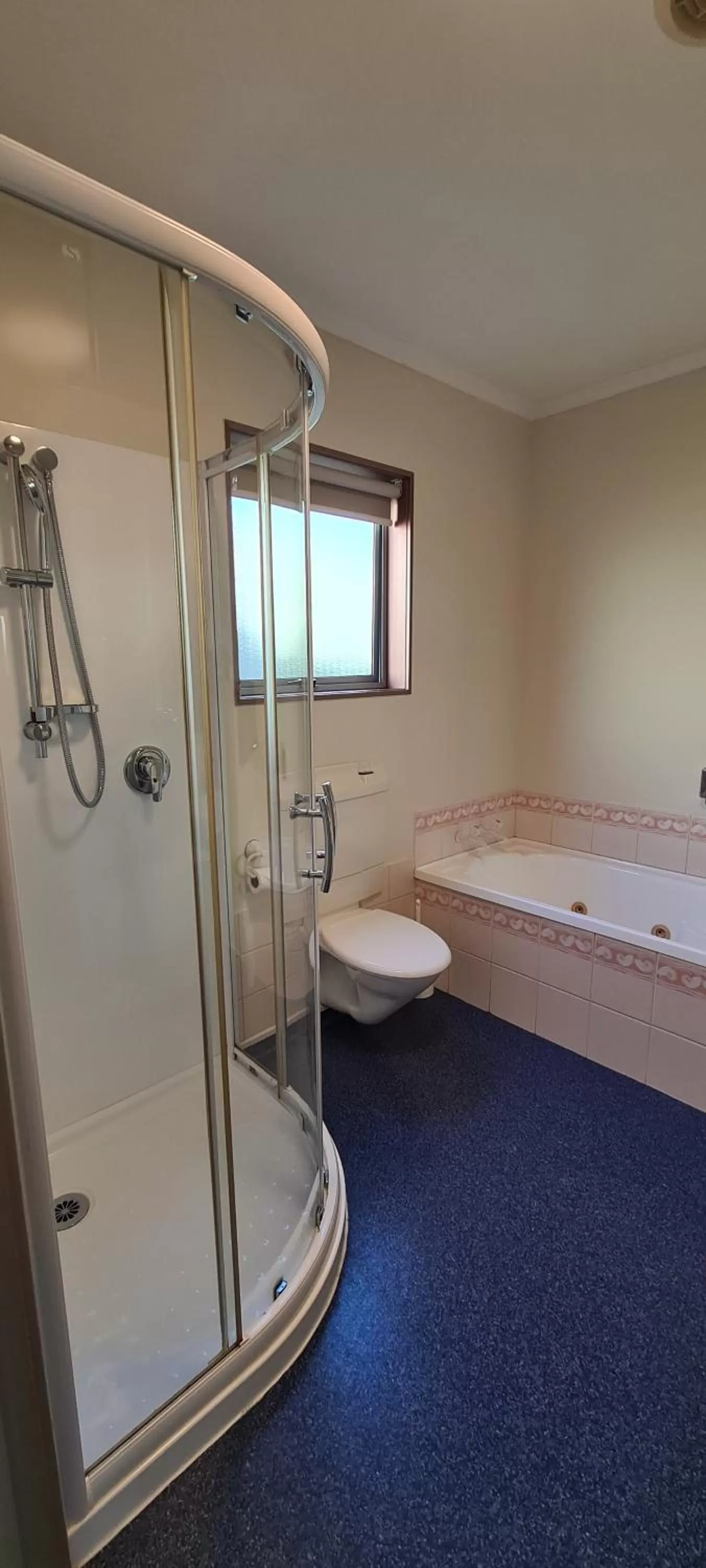 Bathroom in Parklands Motor Lodge Timaru