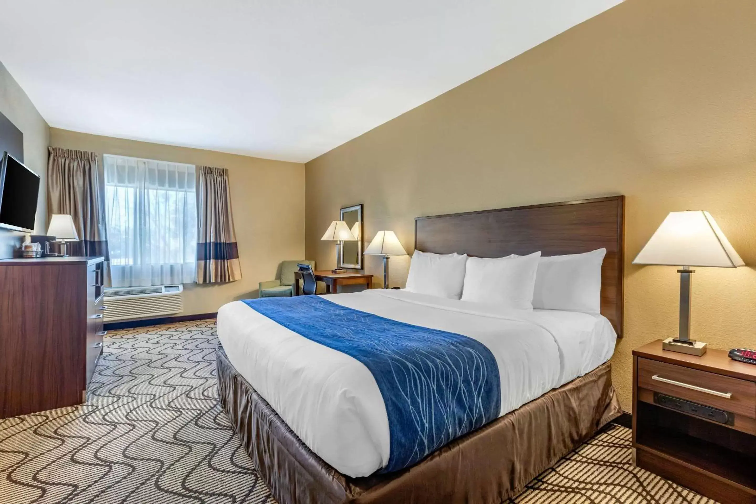 Photo of the whole room, Bed in Comfort Inn & Suites Orange County John Wayne Airport
