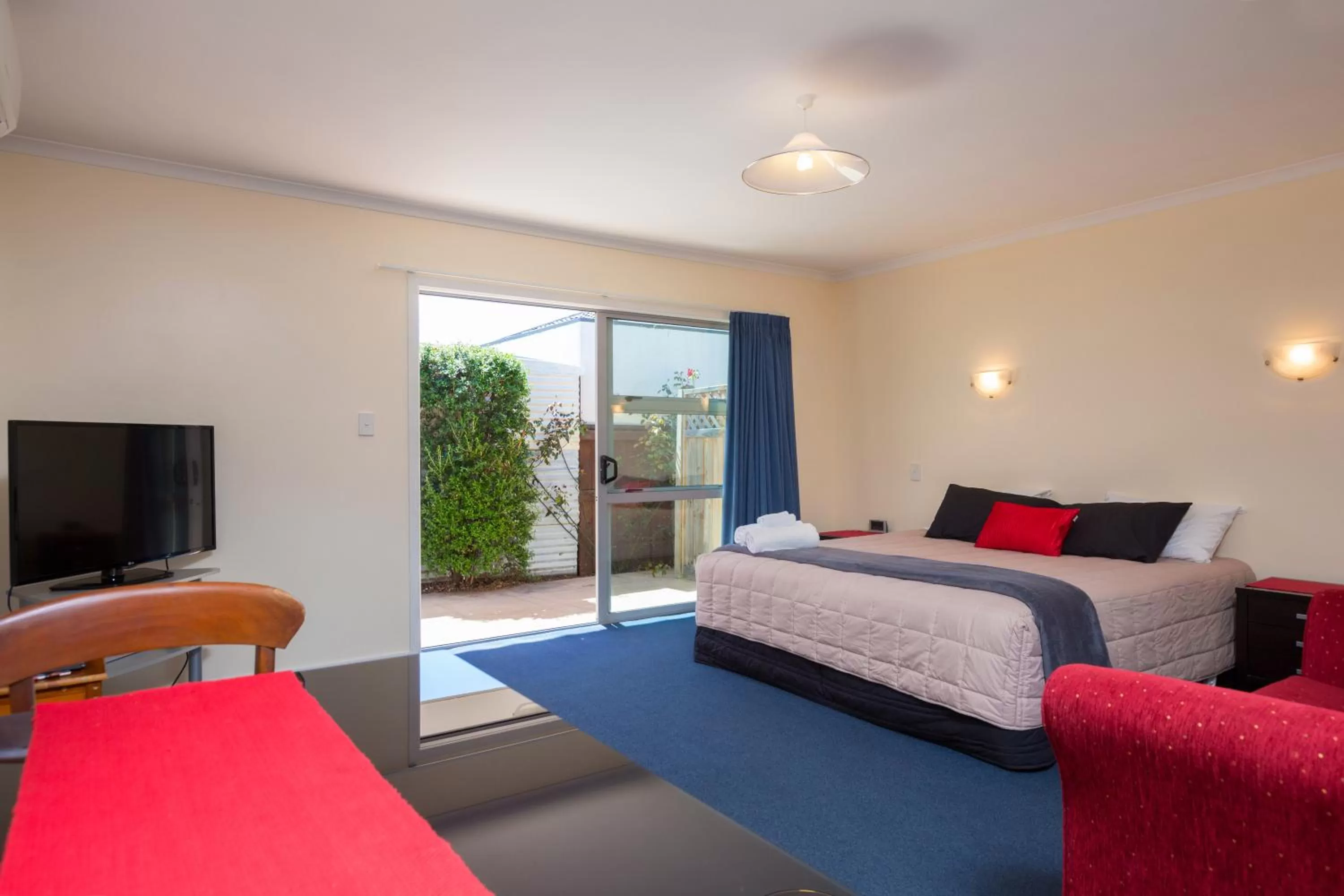 Living room, Bed in Middle Park Motel