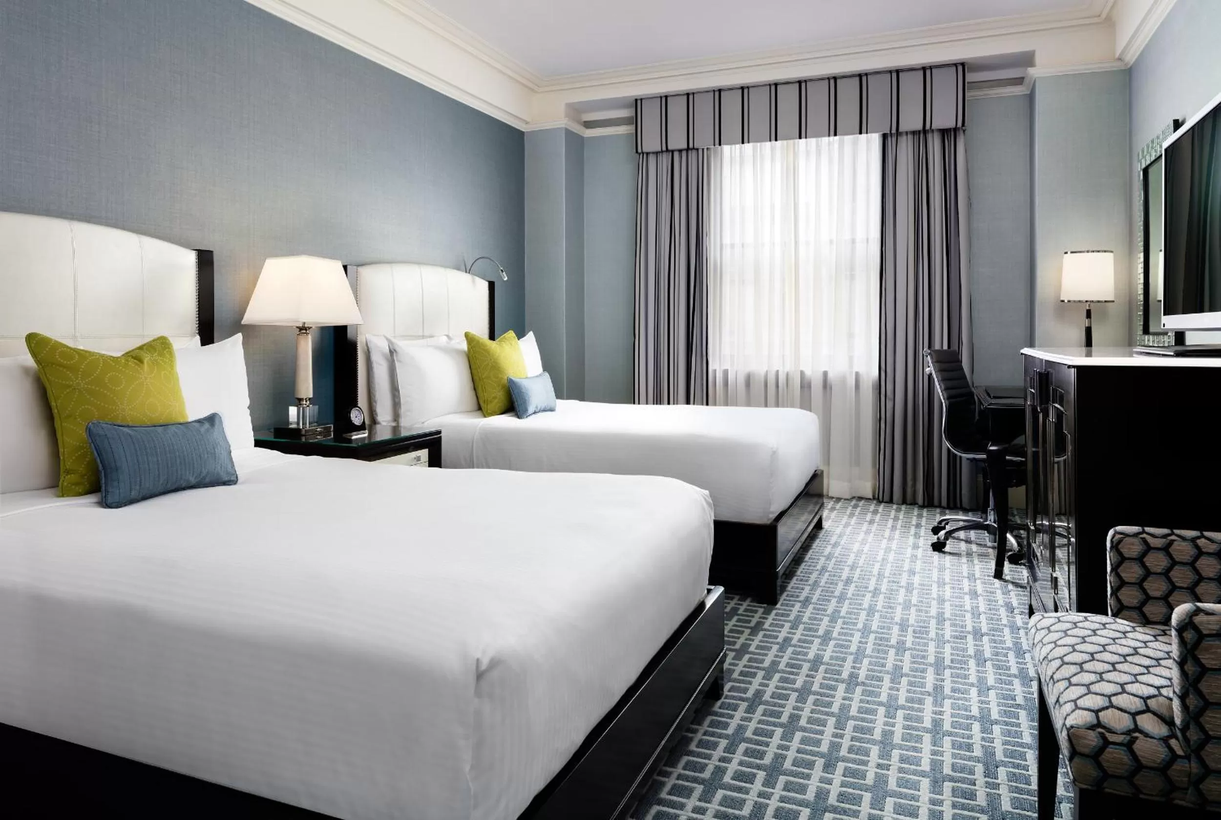 Photo of the whole room, Bed in Fairmont Royal York Hotel