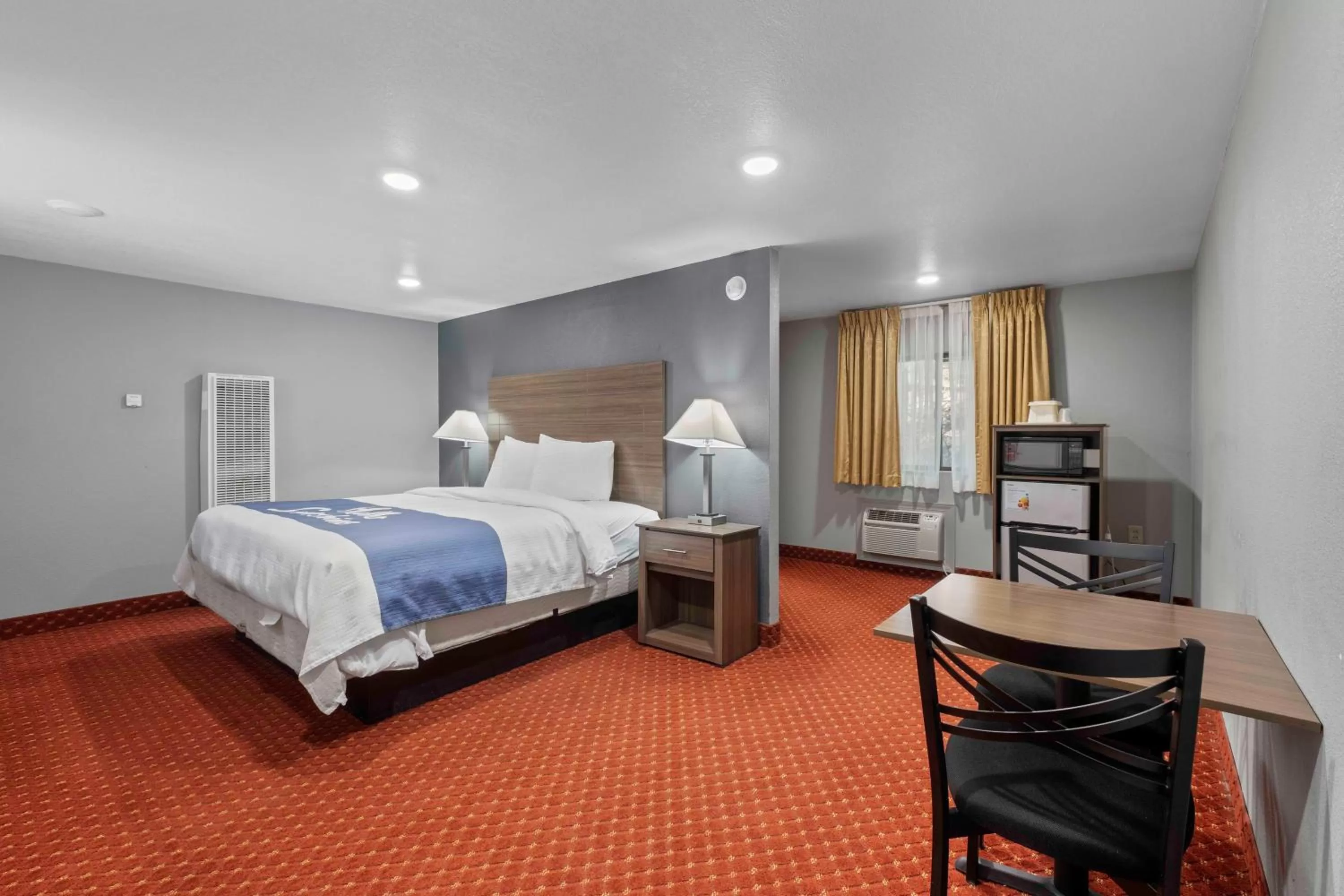 Photo of the whole room, Bed in Budget Lodge