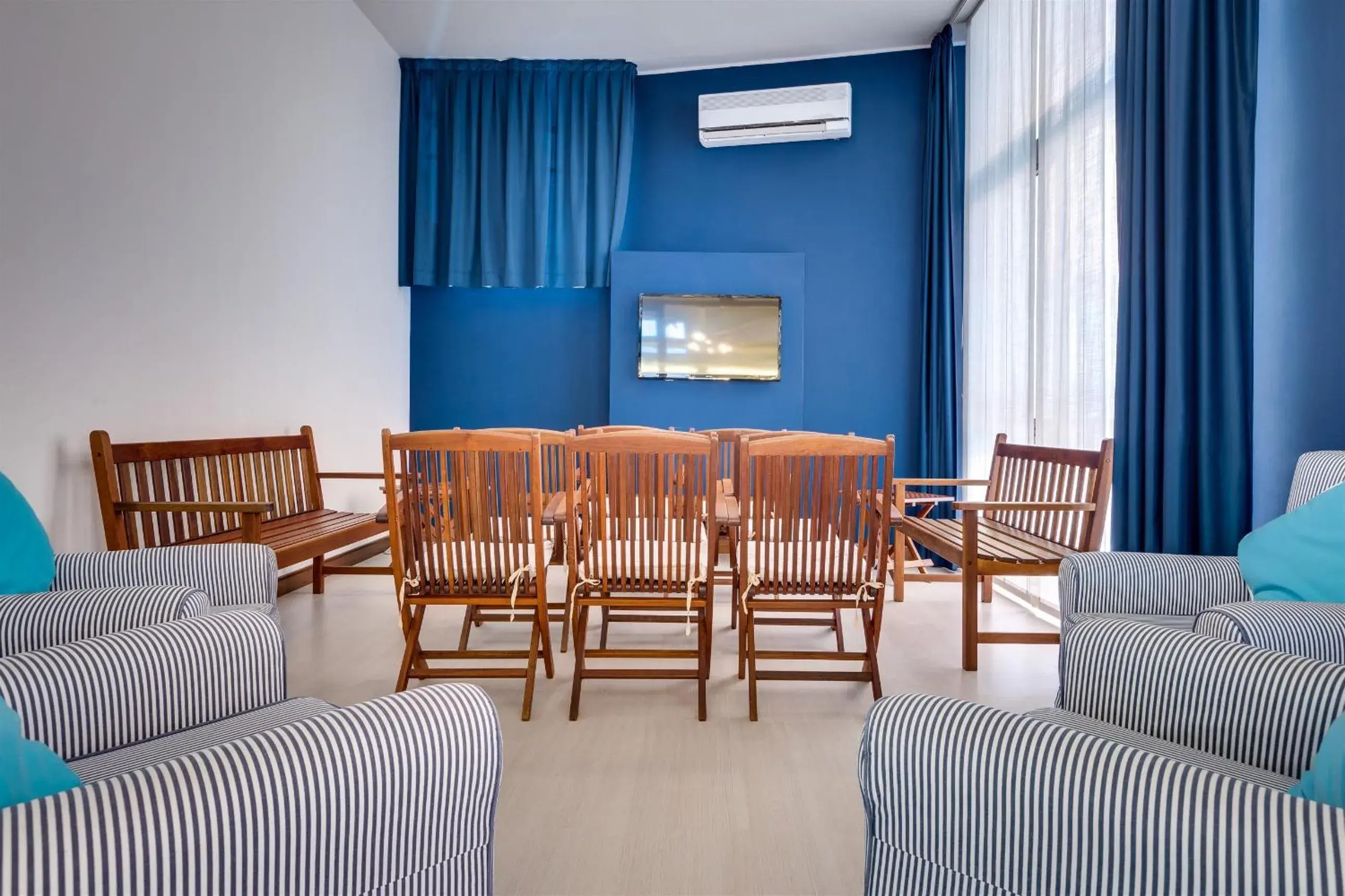 Communal lounge/ TV room, Bed in Hotel Manila