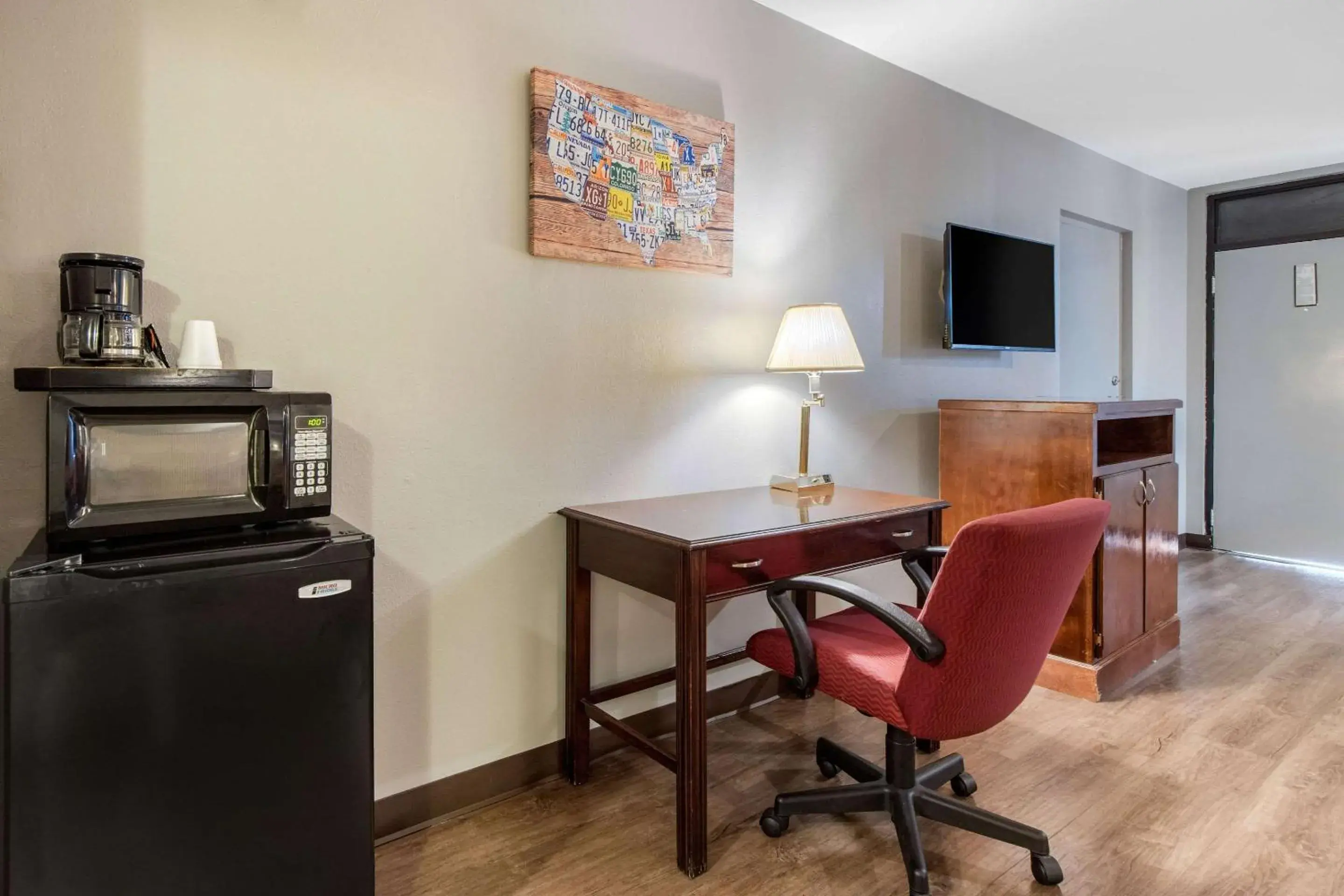 Photo of the whole room, TV/Entertainment Center in Econo Lodge Aiken