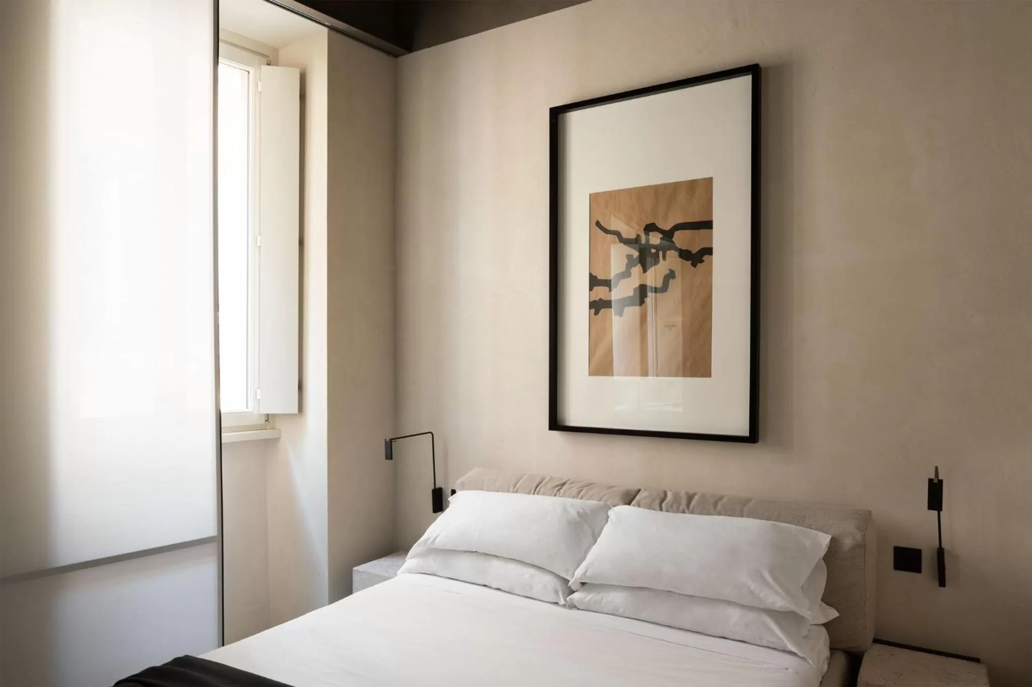 Photo of the whole room, Bed in Hotel Scenario