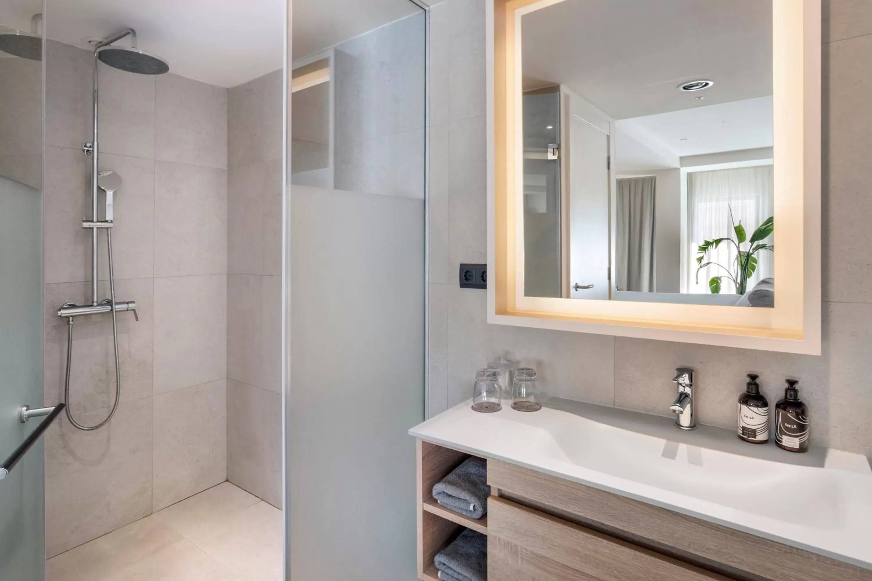 Shower, Bathroom in INNSiDE by Meliá Zaragoza